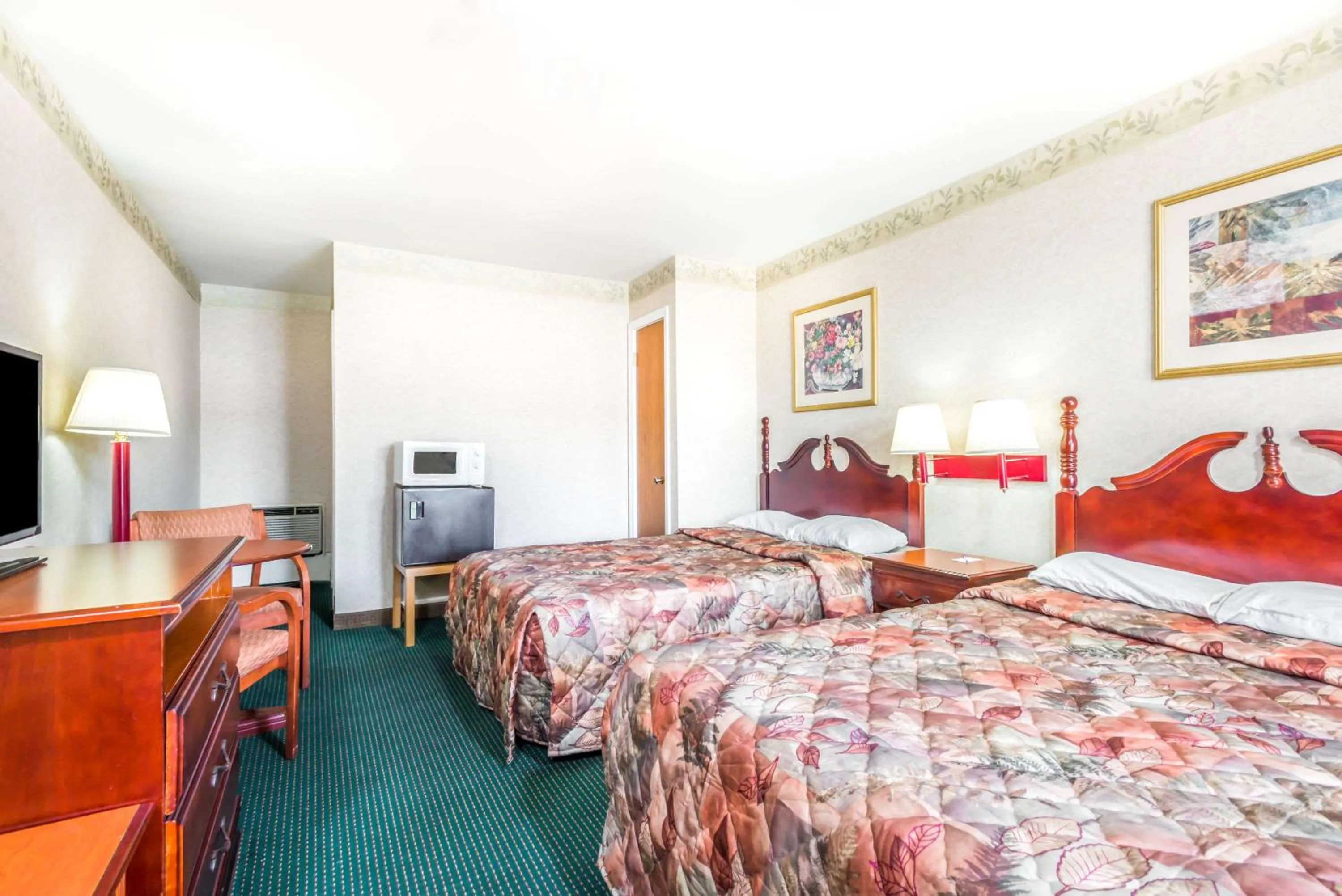 Photo of the whole room in Knights Inn Lenox