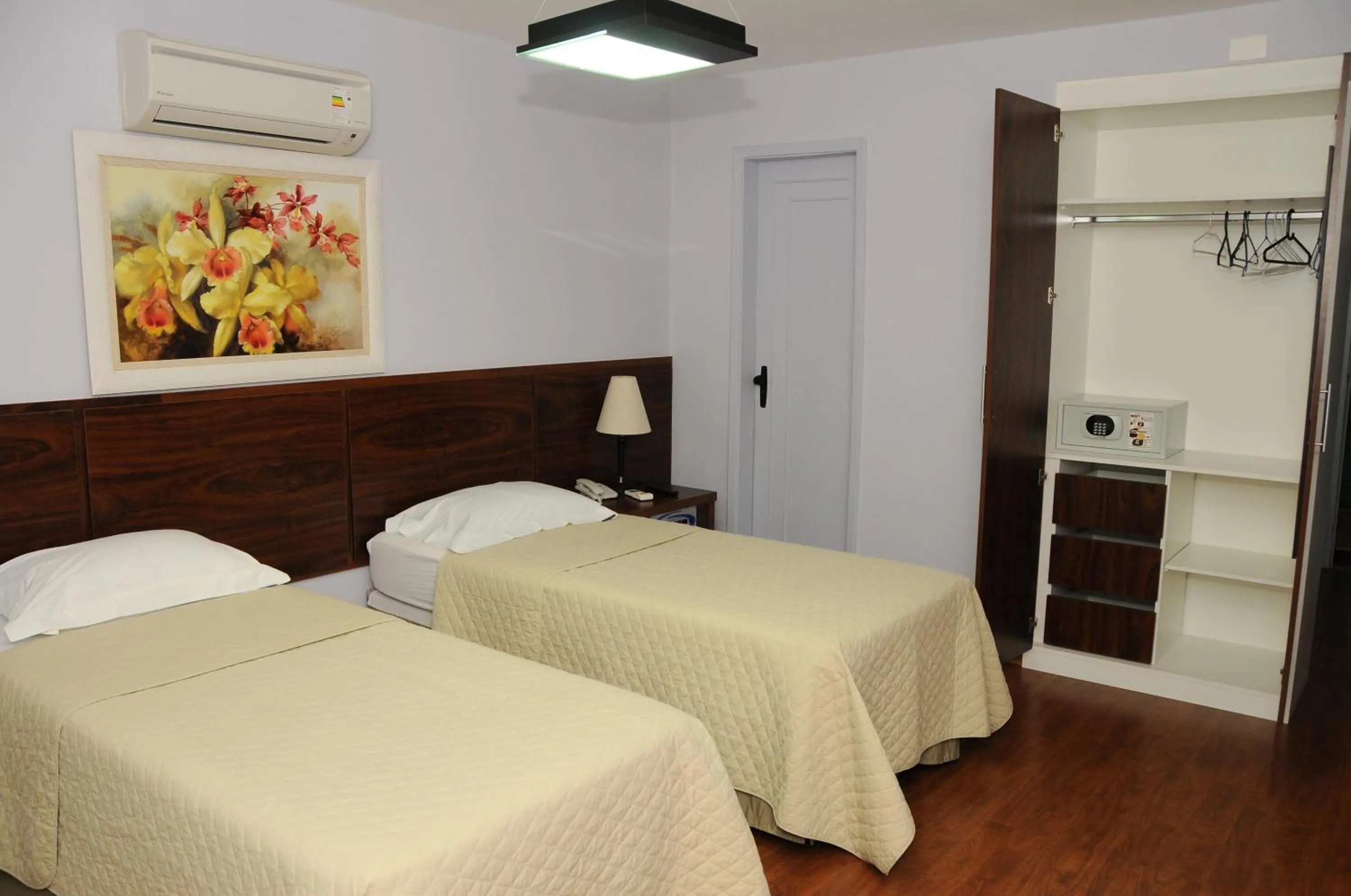 Photo of the whole room, Bed in Gallant Hotel