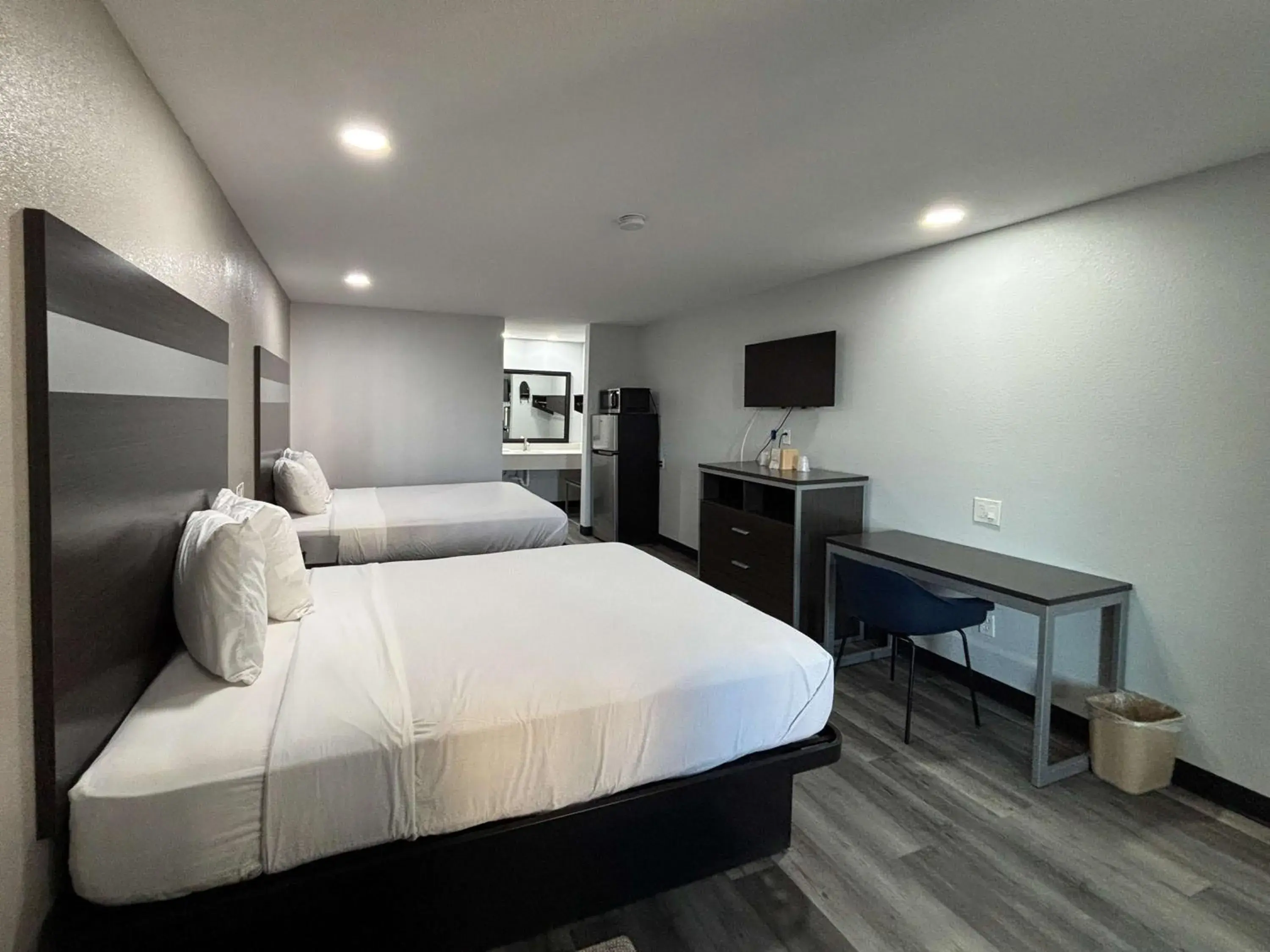 Queen Room with Two Queen Beds - Smoking in Americas Best Value Inn & Suites La Porte/Houston Queen Room with Two Queen Beds - Smoking in Americas Best Value Inn & Suites La Porte/Houston