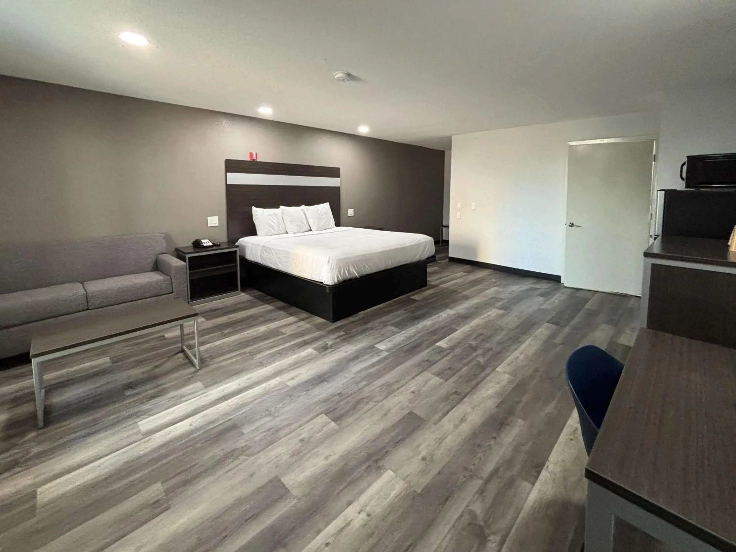 Superior King Suite - Non-Smoking in Americas Best Value Inn & Suites La Porte/Houston Superior King Suite - Non-Smoking in Americas Best Value Inn & Suites La Porte/Houston