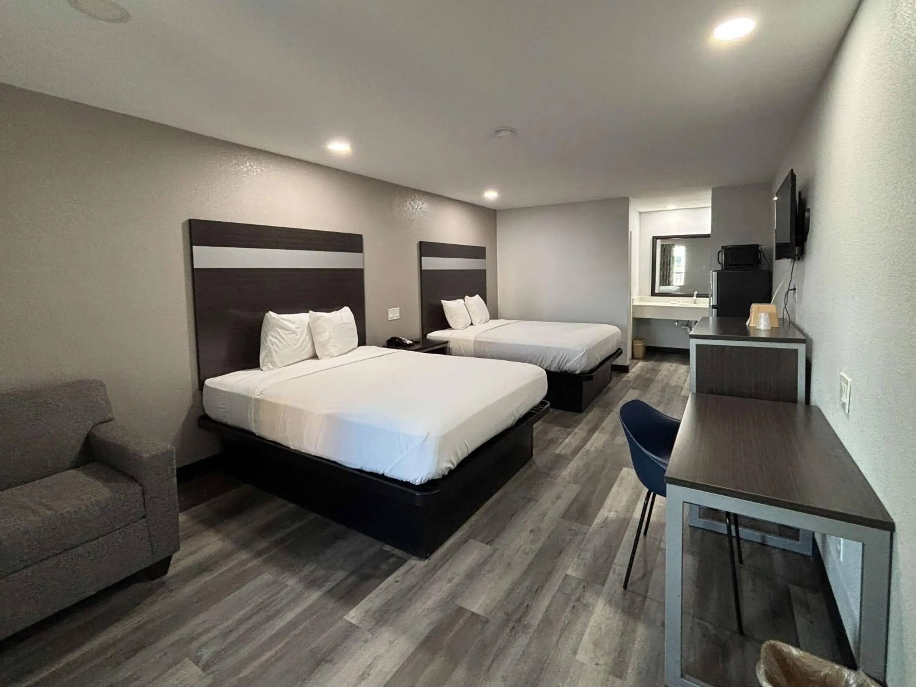 Queen Room with Two Queen Beds - Non-Smoking in Americas Best Value Inn & Suites La Porte/Houston Queen Room with Two Queen Beds - Non-Smoking in Americas Best Value Inn & Suites La Porte/Houston