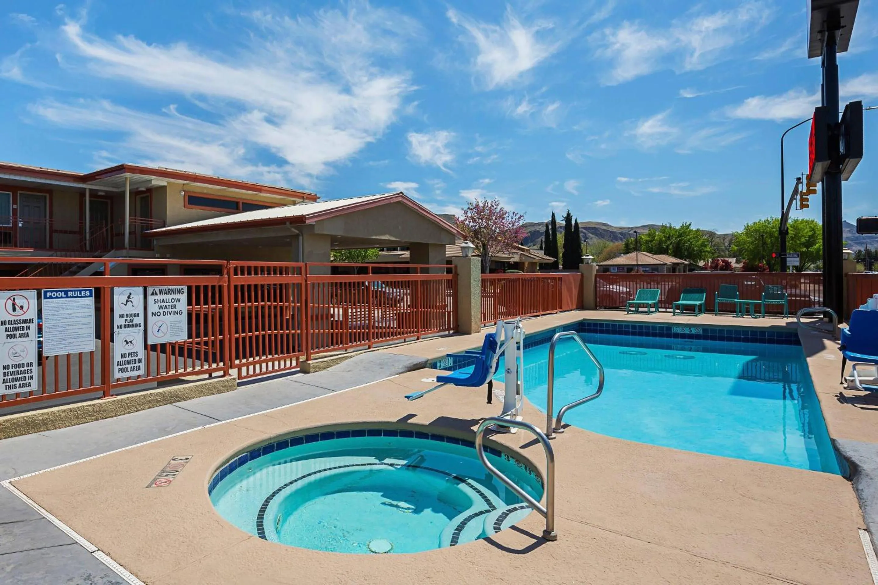 Swimming pool in Econo Lodge Hurricane Zion Park Area