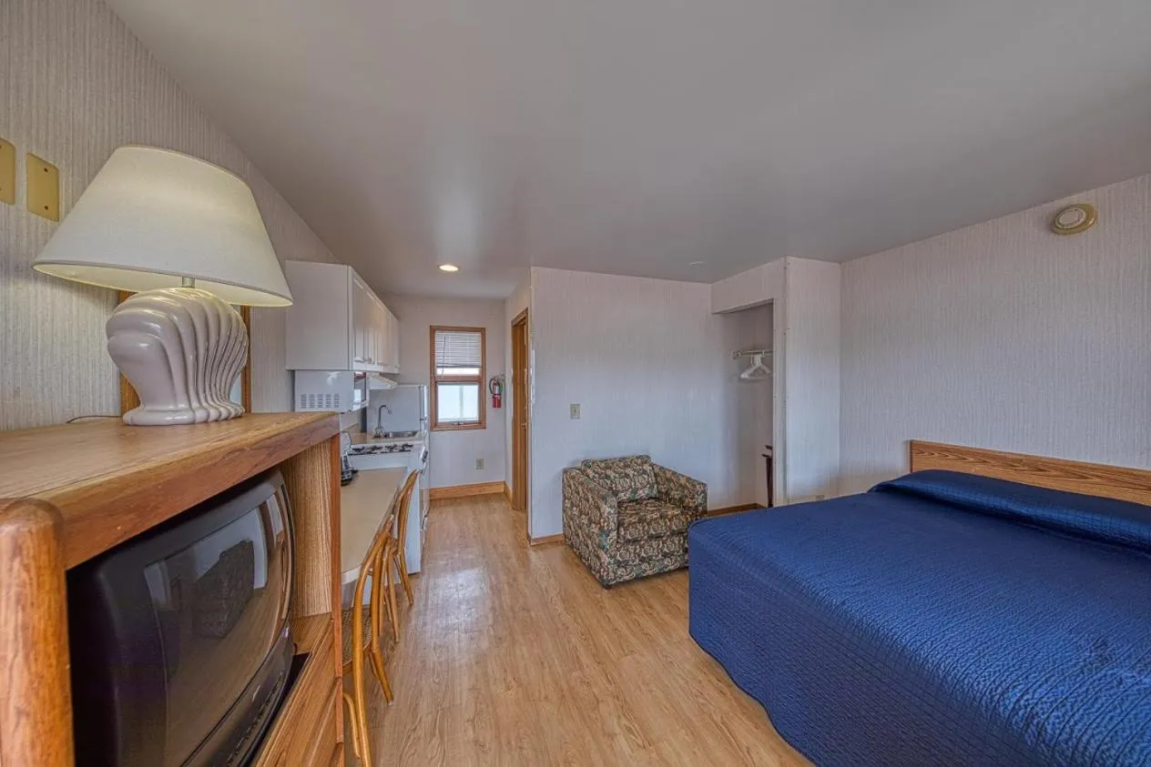 Photo of the whole room, Bed in Sea Spray Motel