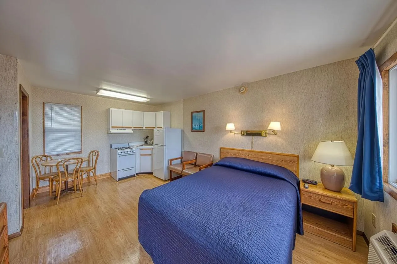 Photo of the whole room, Bed in Sea Spray Motel