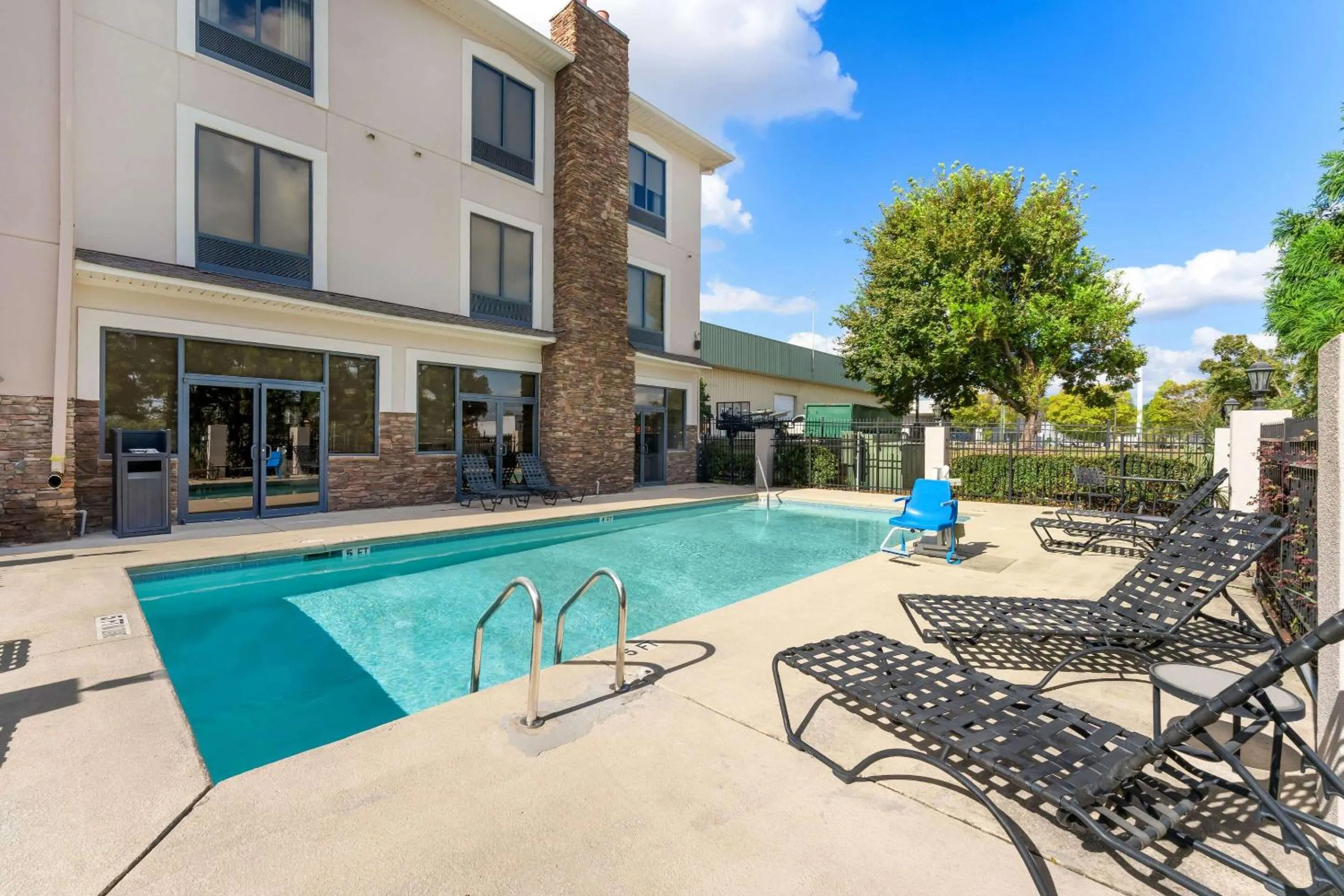 Swimming pool in Comfort Suites Augusta Riverwatch