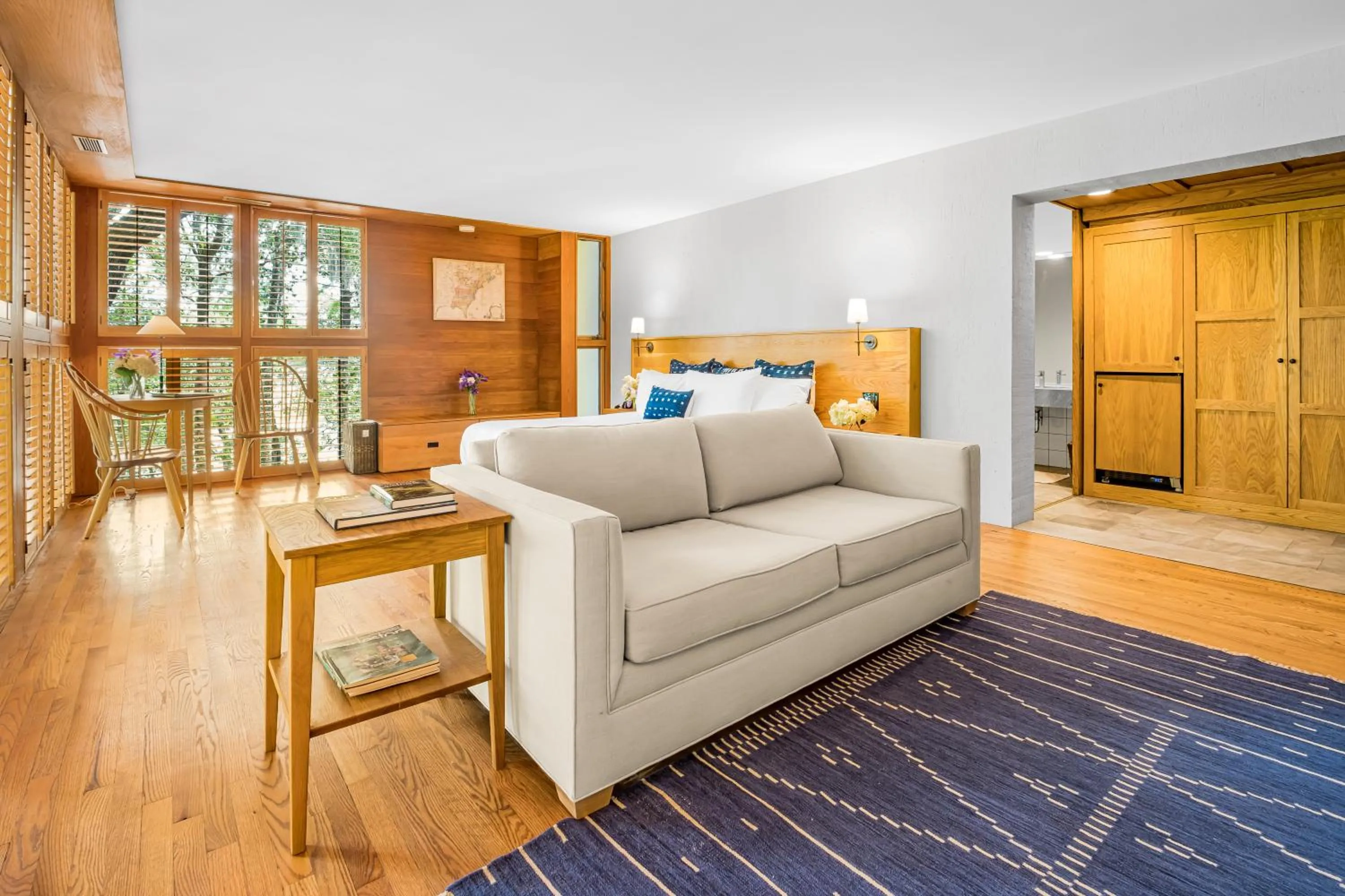 Seating area, Bed in The Inn at Middleton Place