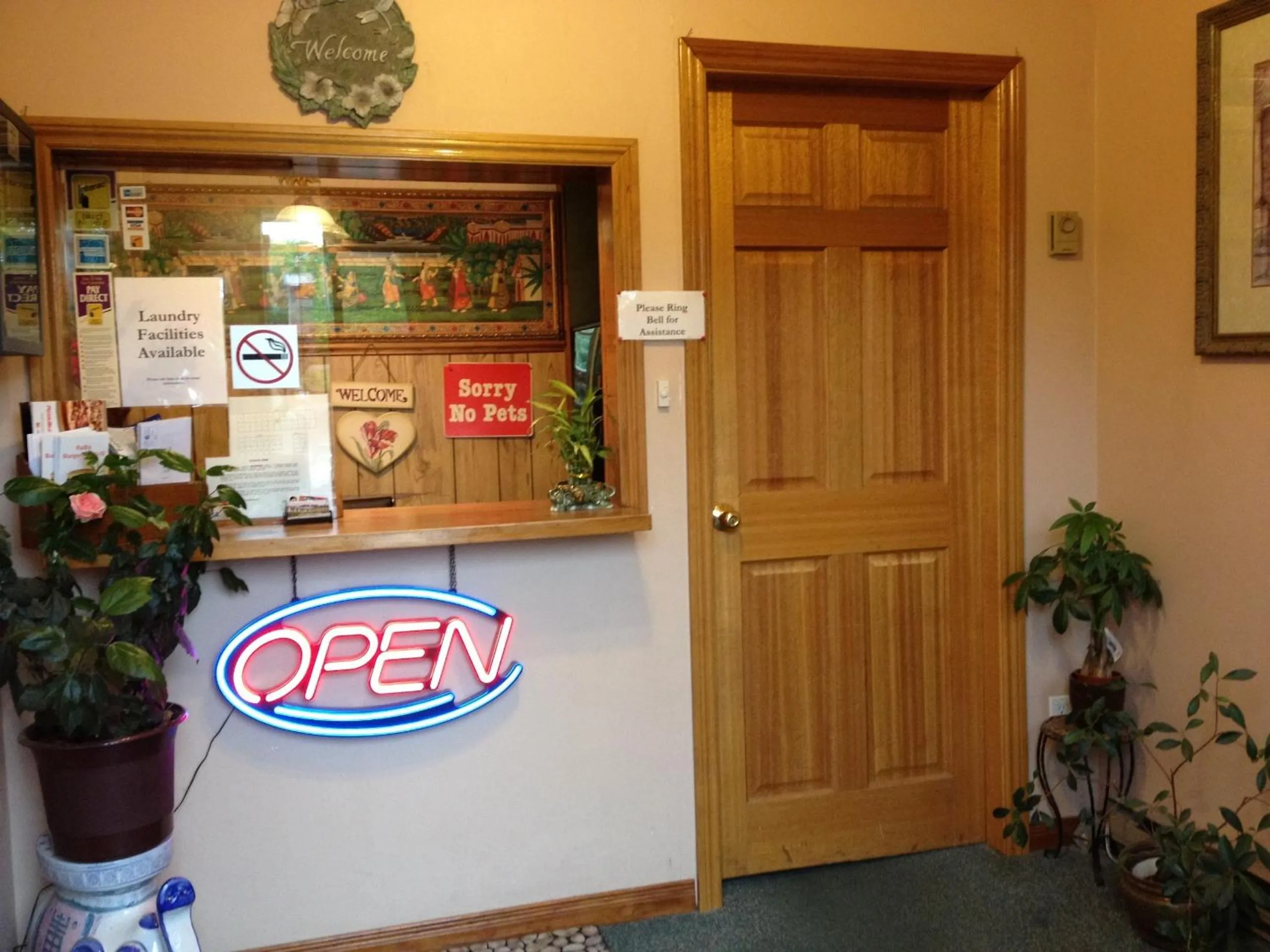 Lobby or reception in Cedar Springs Motel