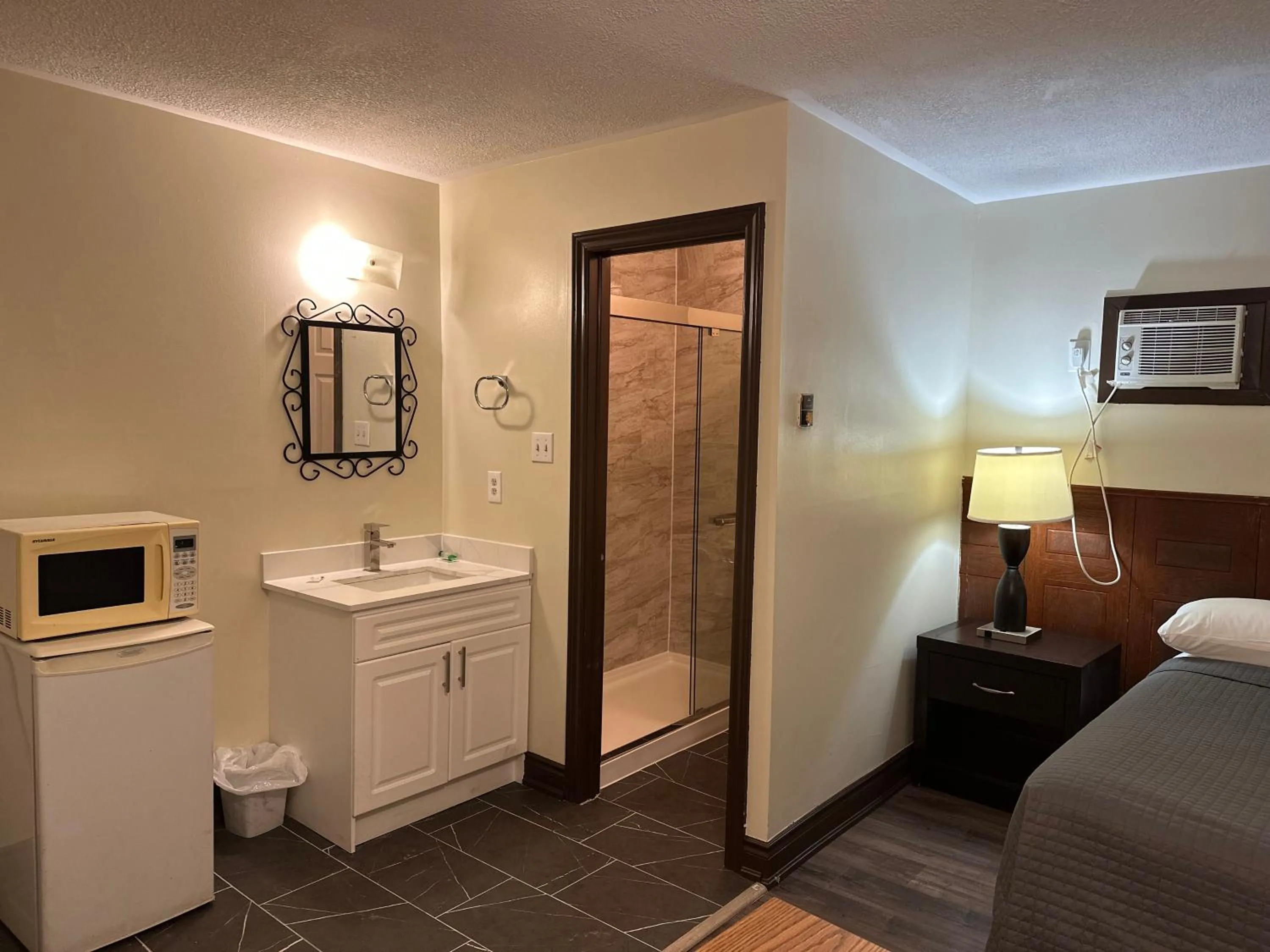 Bed in Cedar Springs Motel