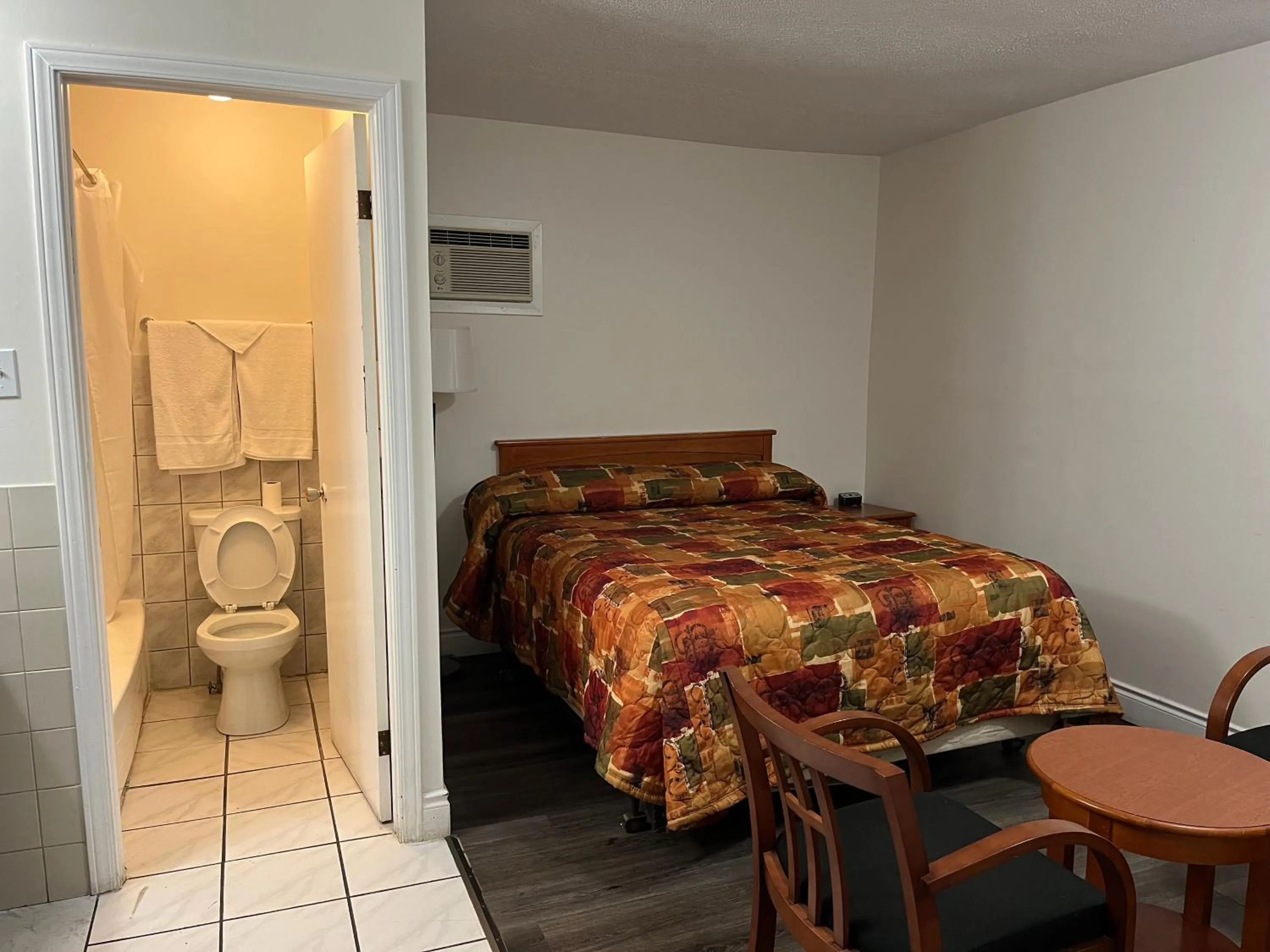 Bed in Cedar Springs Motel