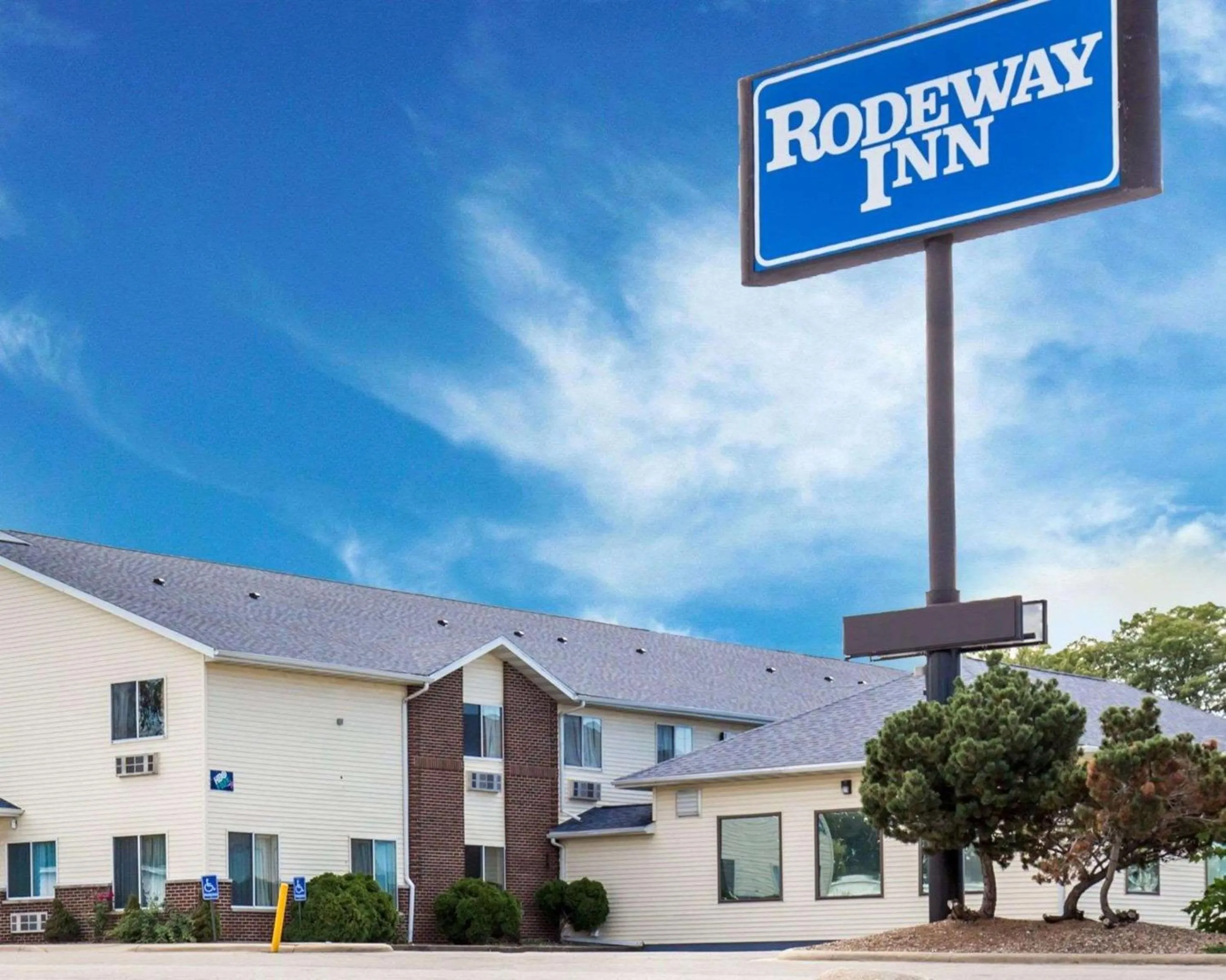 Property building in Rodeway Inn Cedar Rapids Westdale