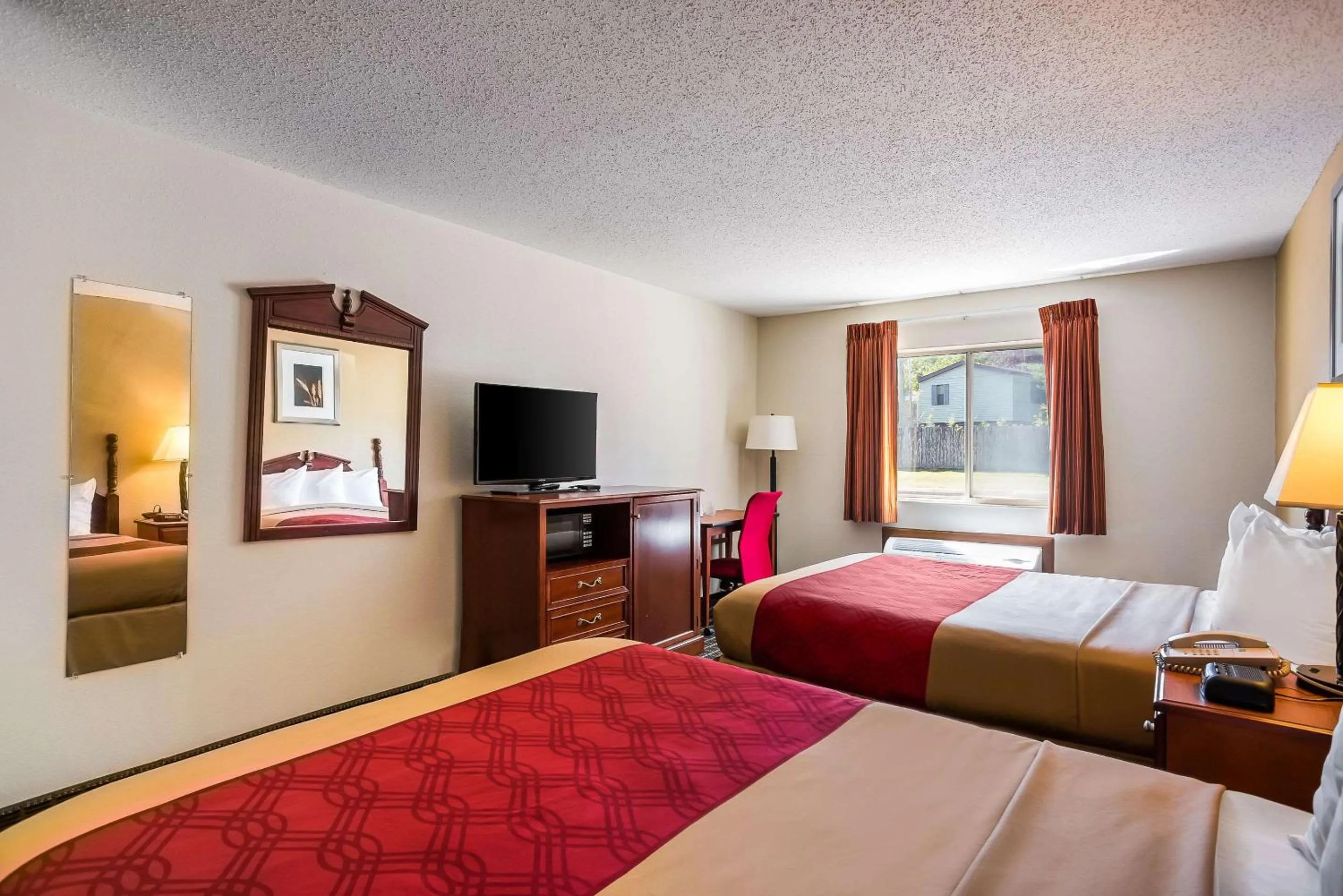 Bedroom, Bed in Rodeway Inn Cedar Rapids Westdale