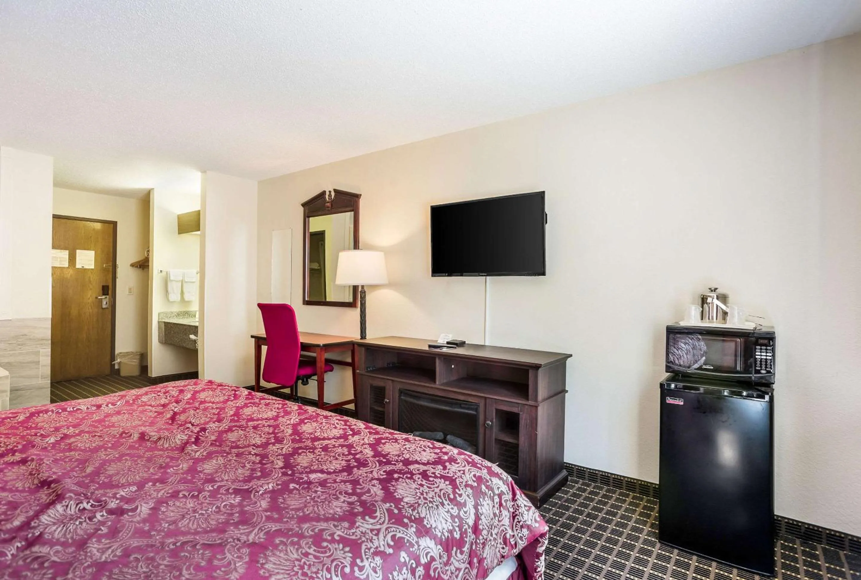 Bedroom, Bed in Rodeway Inn Cedar Rapids Westdale