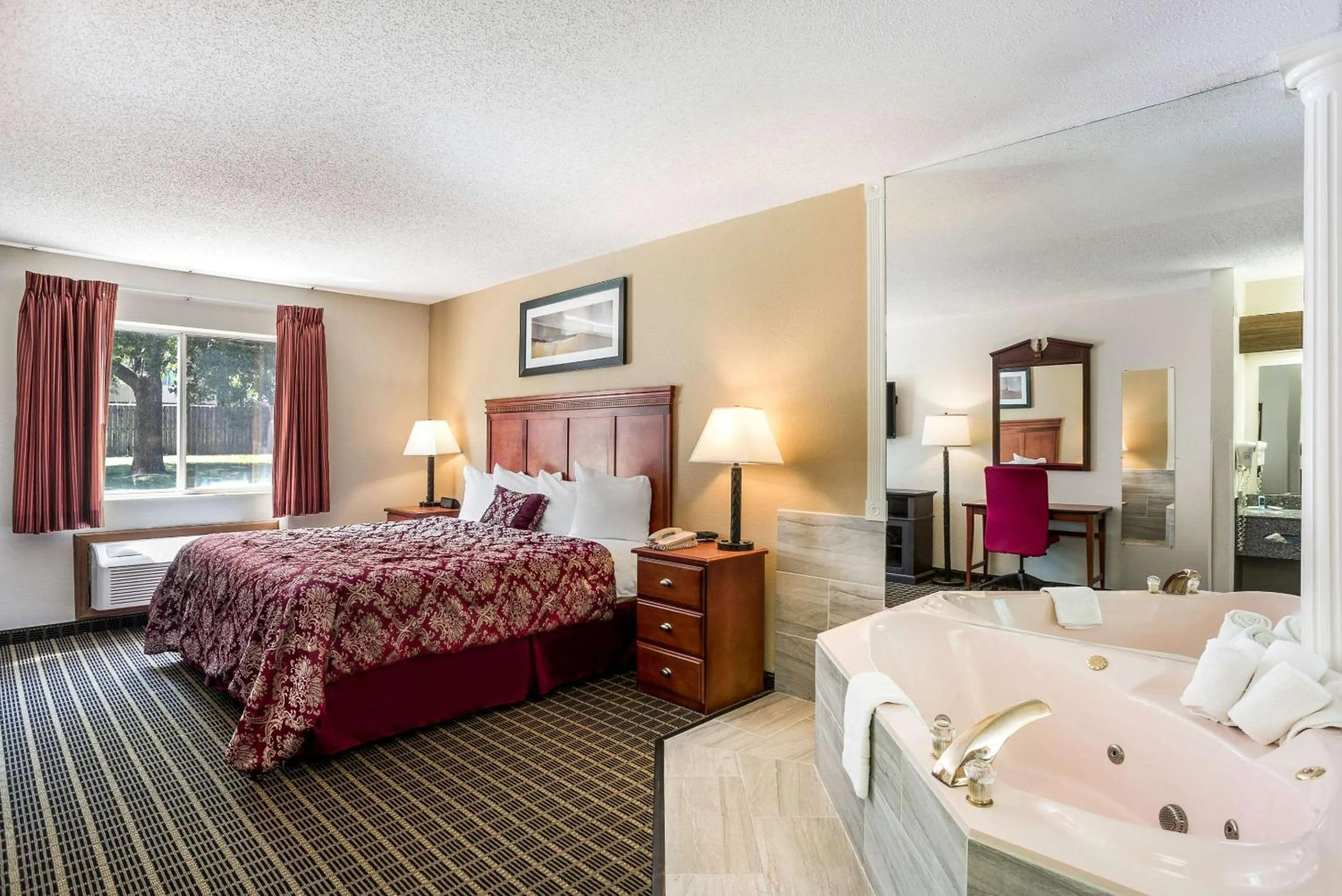 Bedroom, Bed in Rodeway Inn Cedar Rapids Westdale