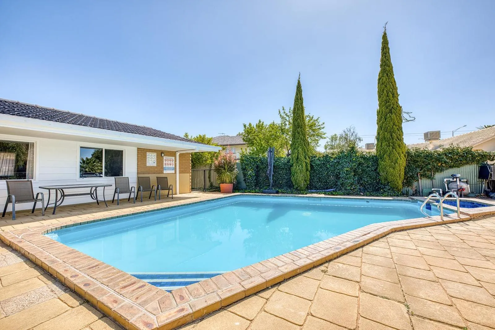 Swimming pool in Mildura Motor Inn