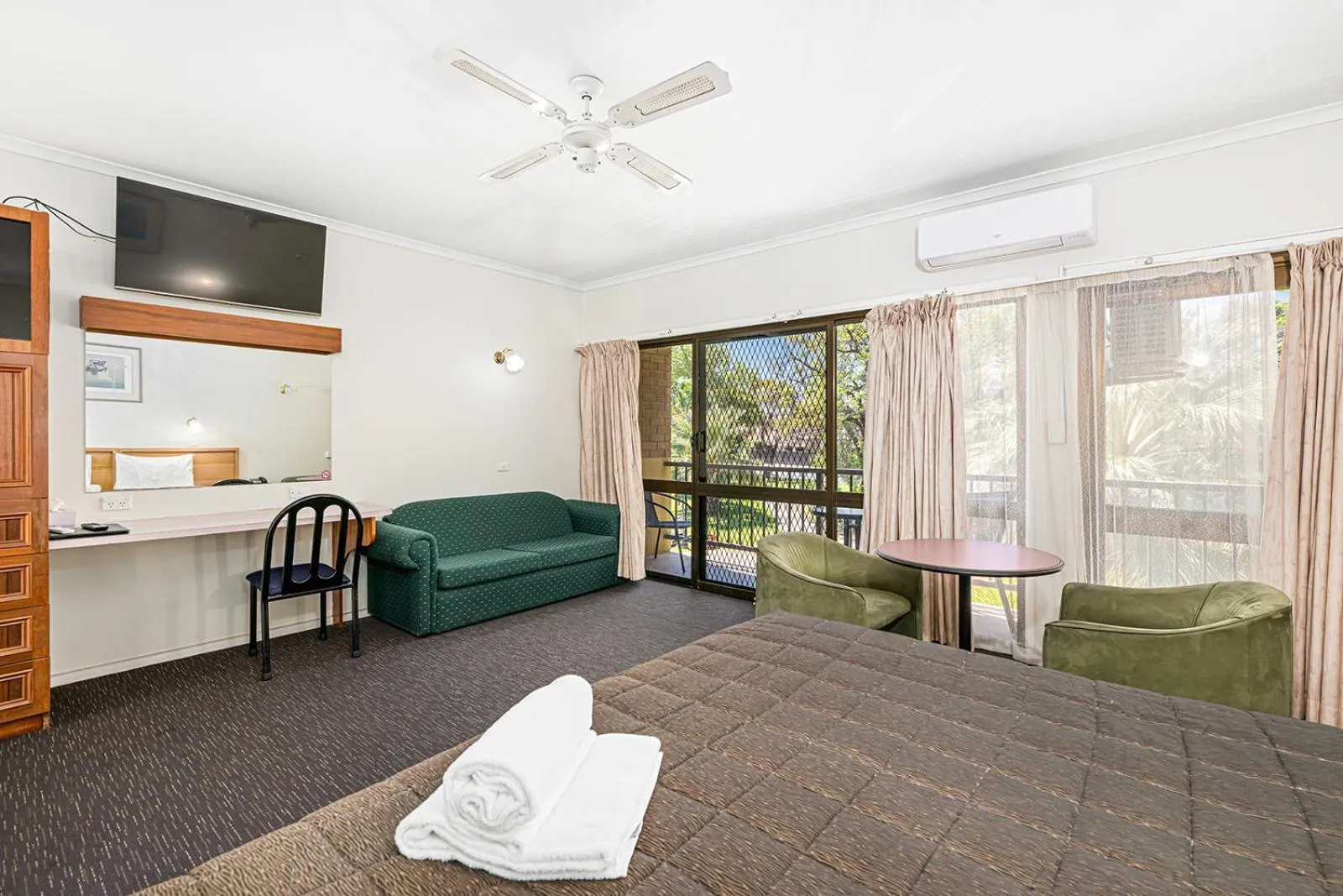 Bed in Mildura Motor Inn