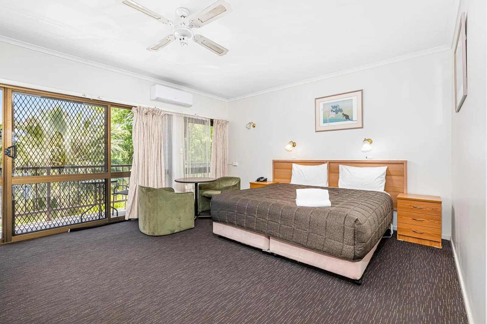 Bed in Mildura Motor Inn