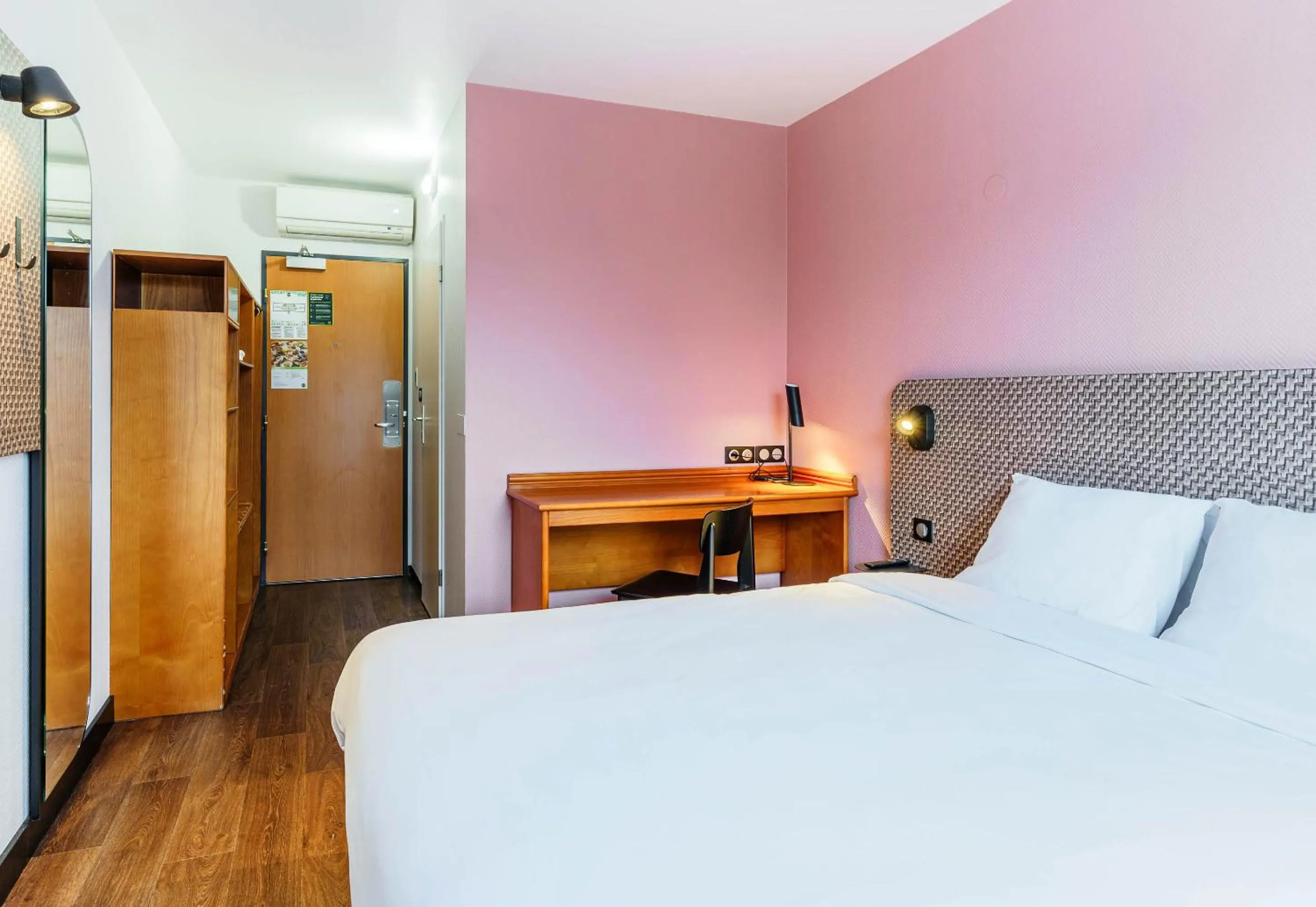 Photo of the whole room, Bed in B&B HOTEL Amneville-les-Thermes