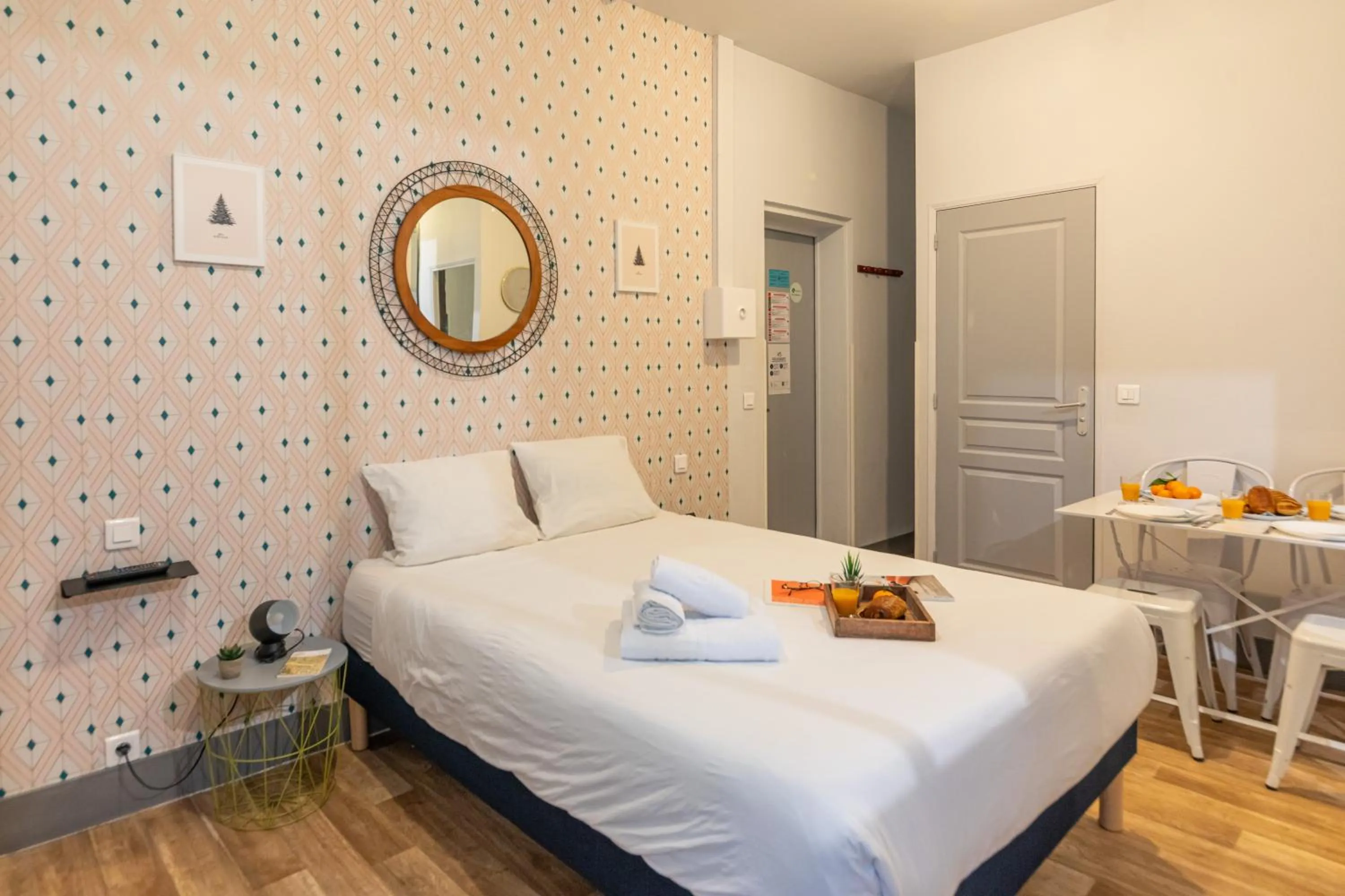 Photo of the whole room, Bed in WS Hôtel de Ville - Musée Pompidou