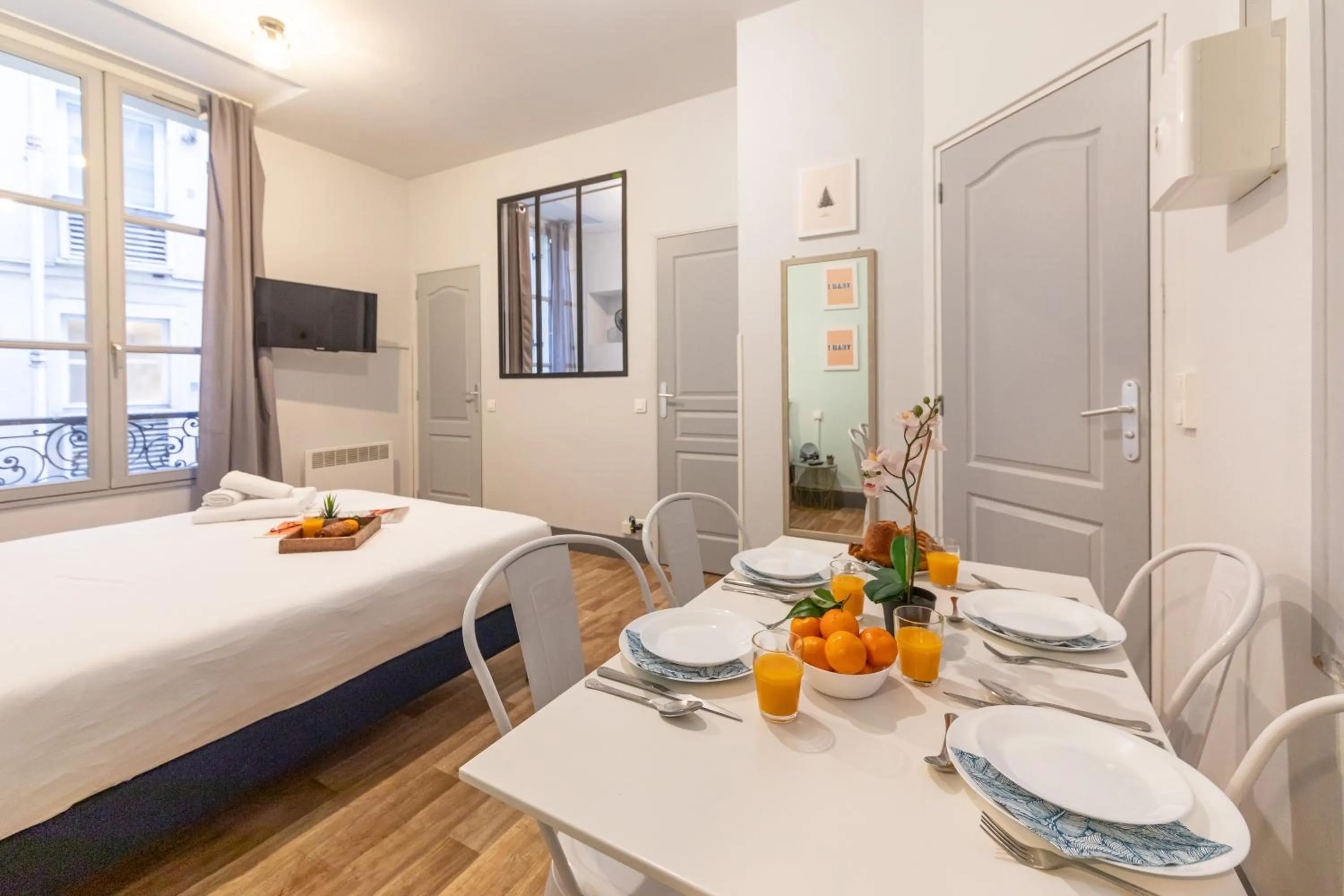 Photo of the whole room, Bed in WS Hôtel de Ville - Musée Pompidou