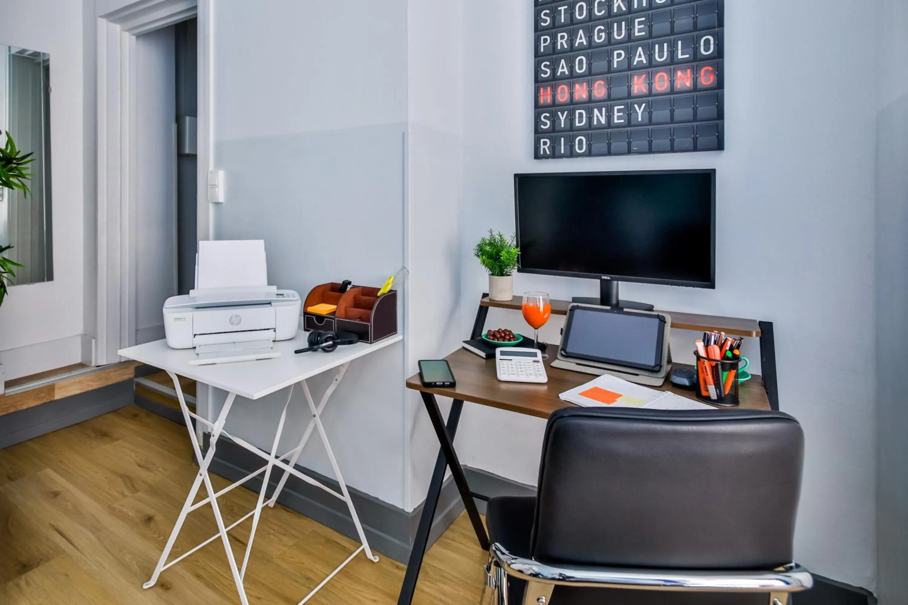 Seating area in WS Hôtel de Ville - Musée Pompidou