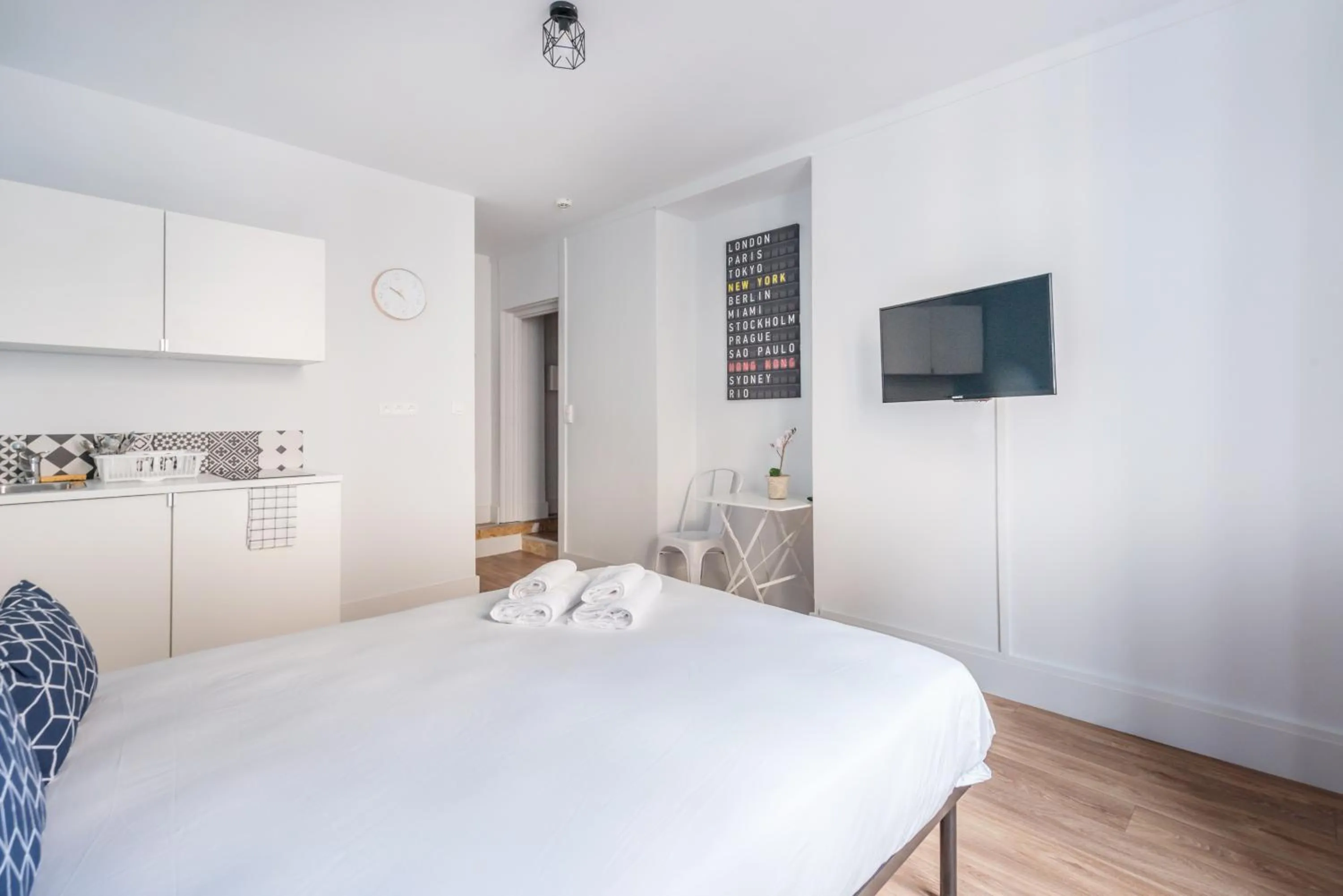 Bedroom, Bed in WS Hôtel de Ville - Musée Pompidou