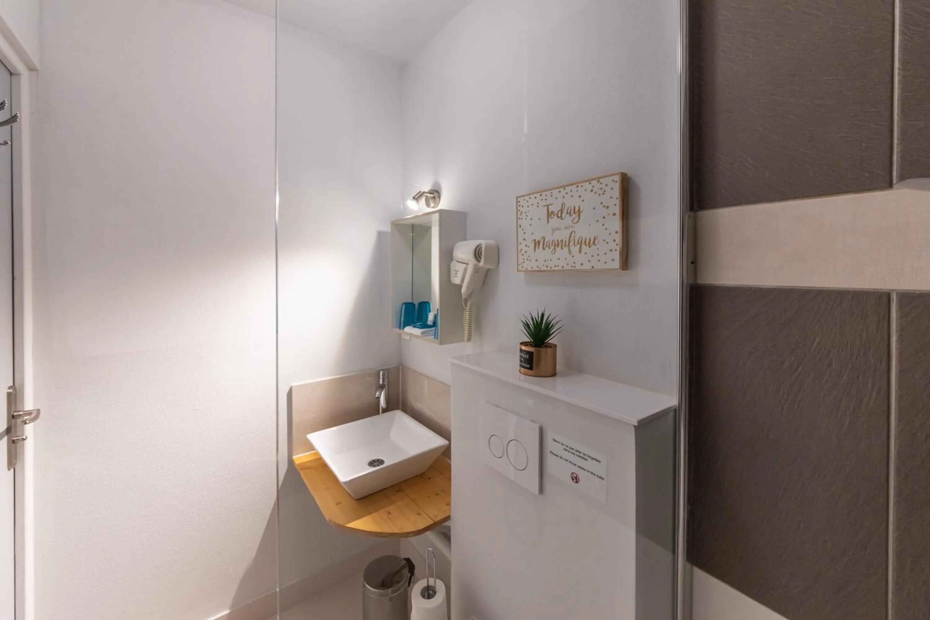 Bathroom in WS Hôtel de Ville - Musée Pompidou