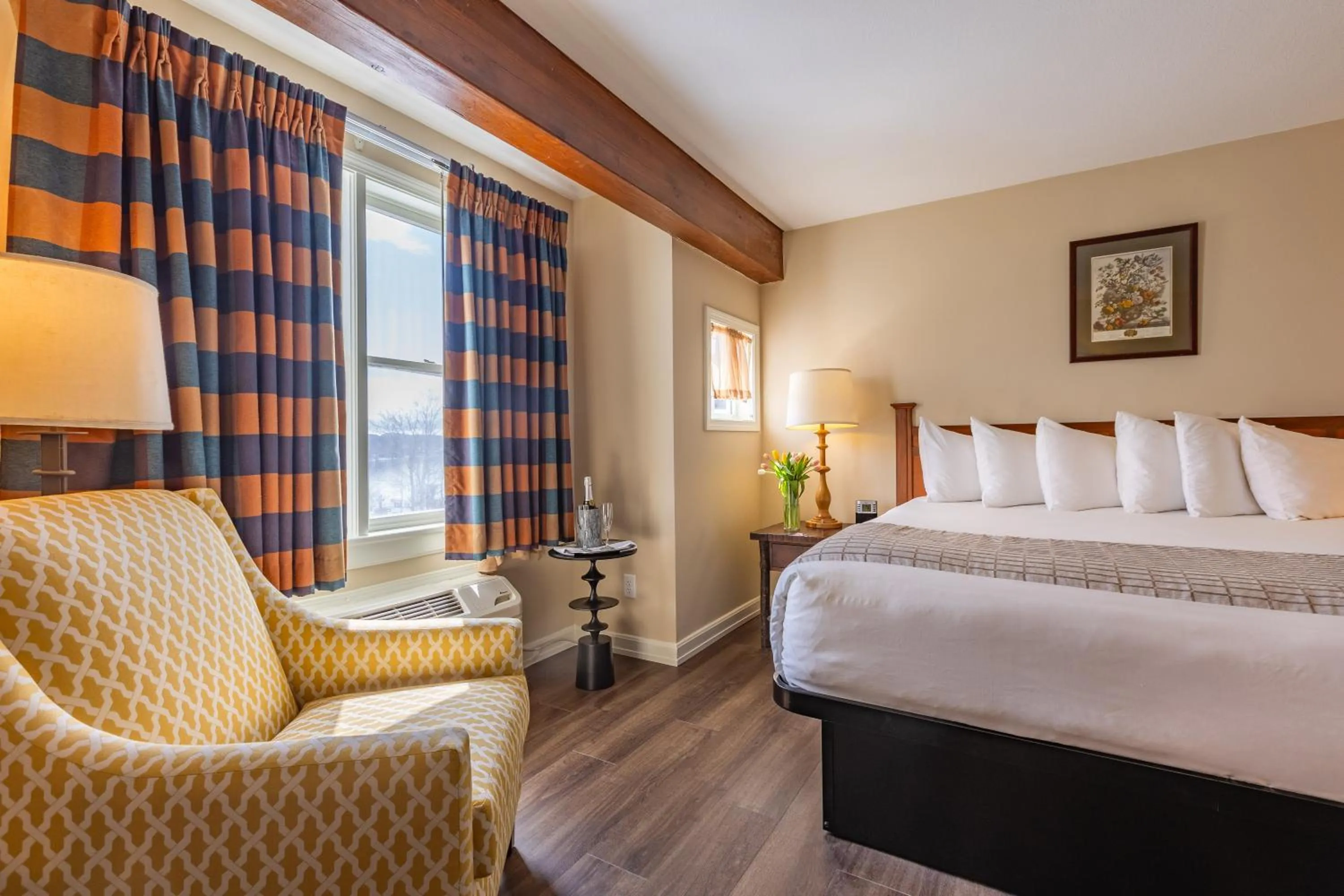 Bedroom, Bed in Wolfeboro Inn