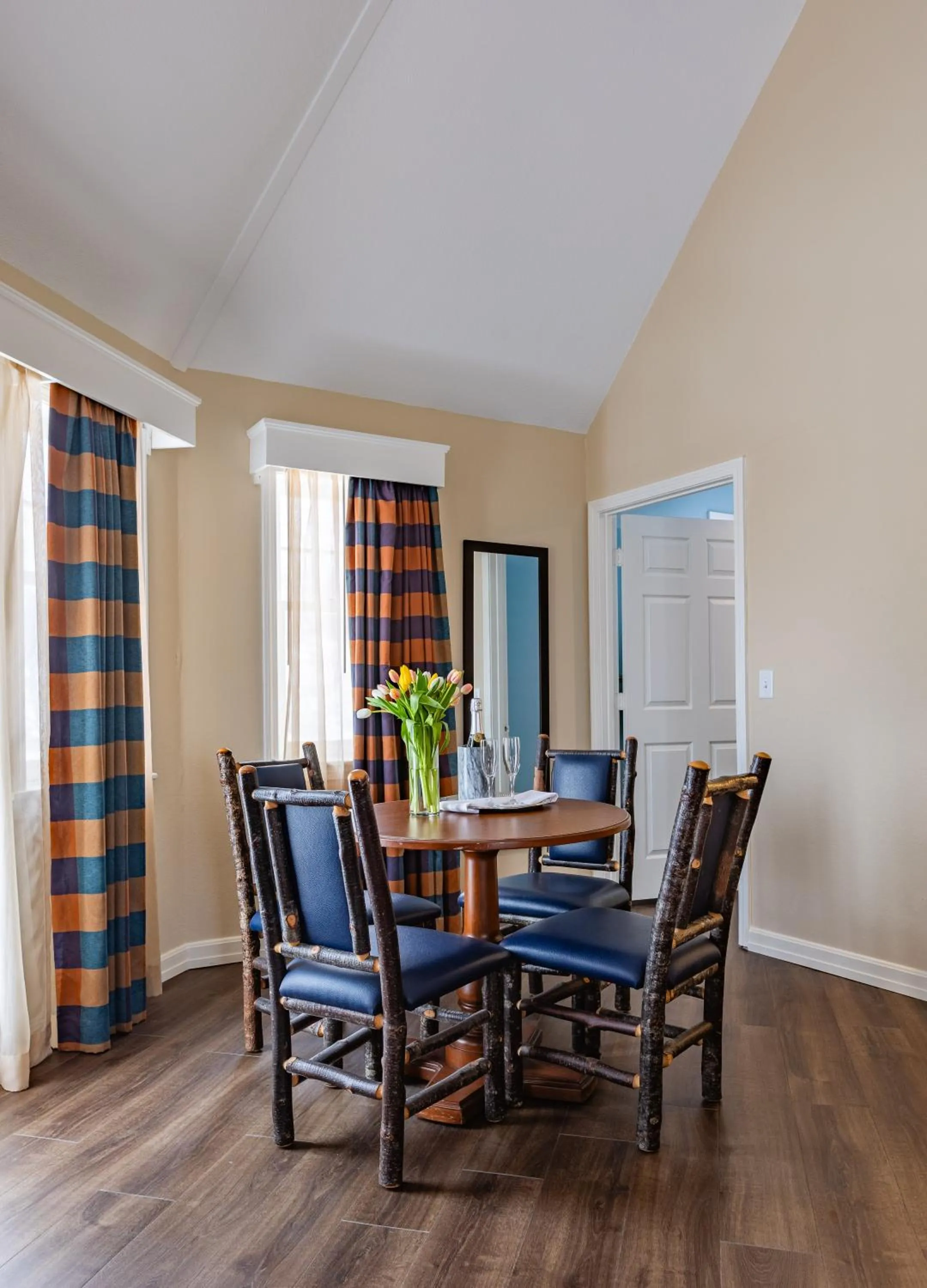Dining area in Wolfeboro Inn
