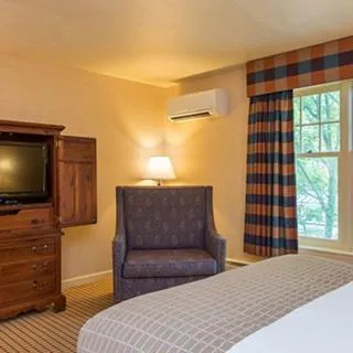 Bedroom, Bed in Wolfeboro Inn