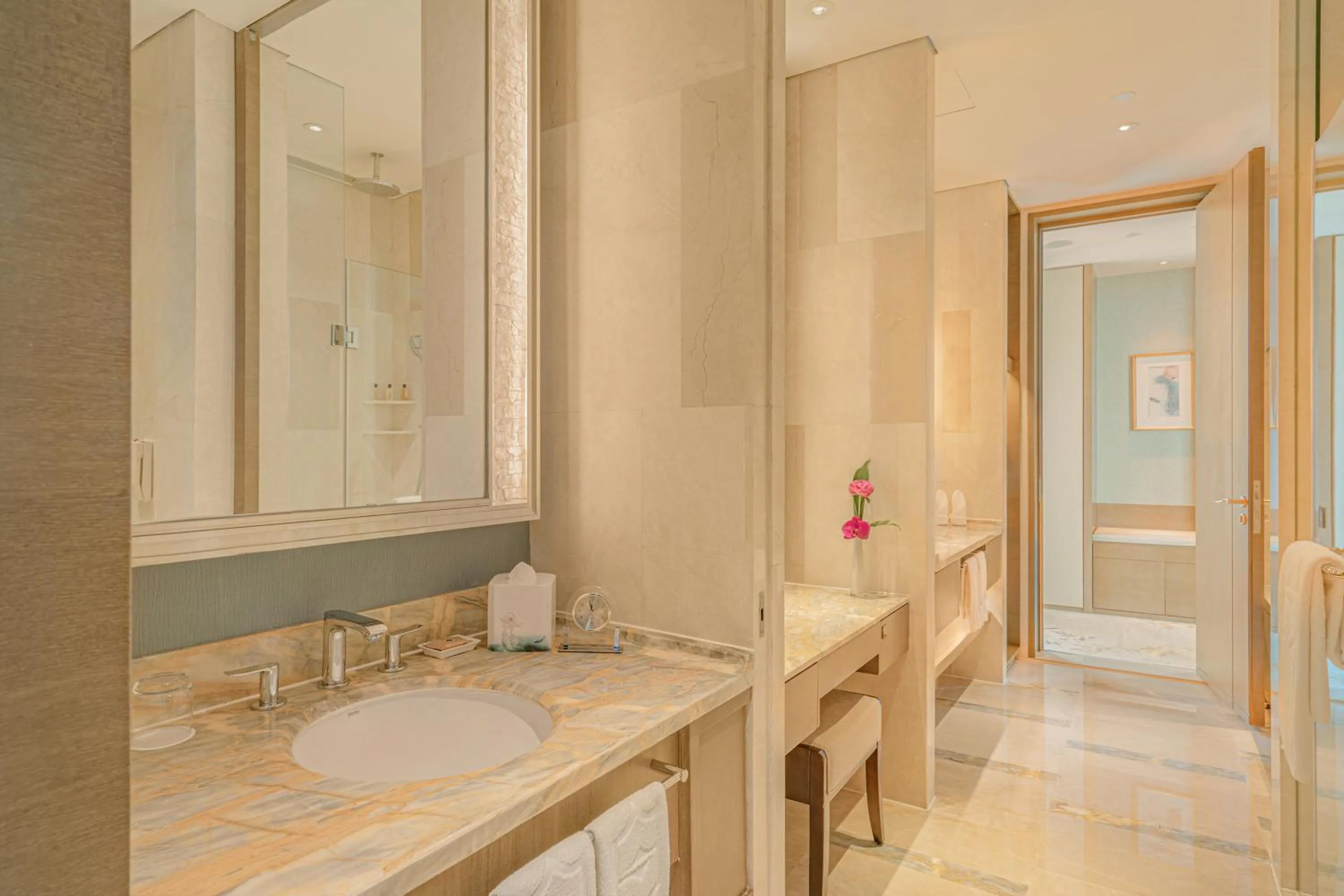 Shower in Shangri-La Jinan