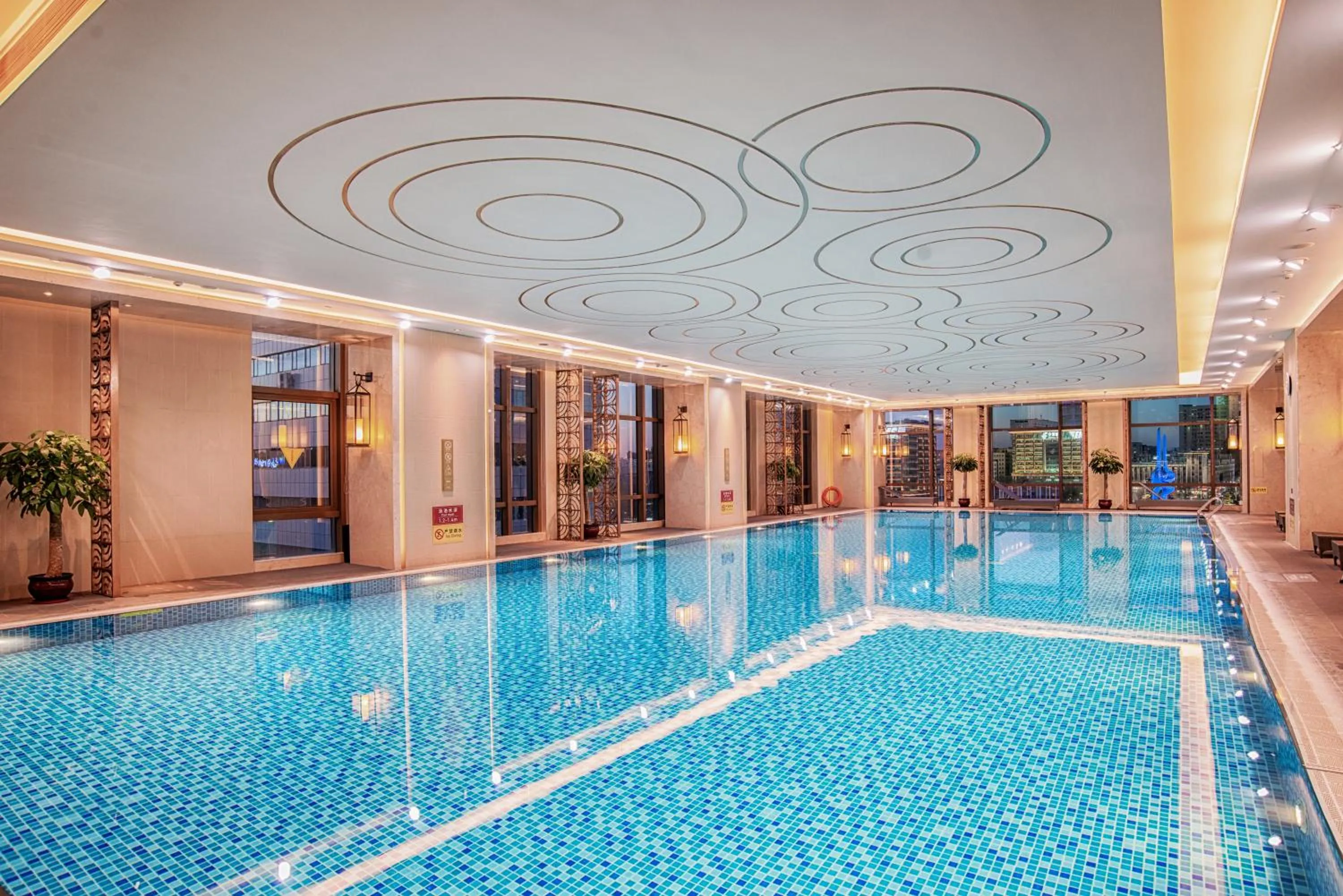 Swimming pool in Shangri-La Jinan