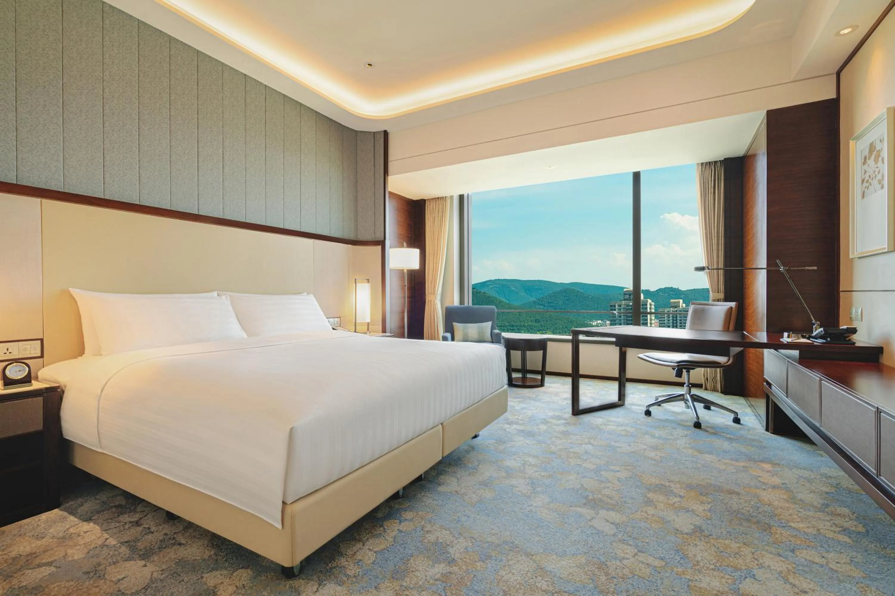 Photo of the whole room, Bed in Shangri-La Jinan