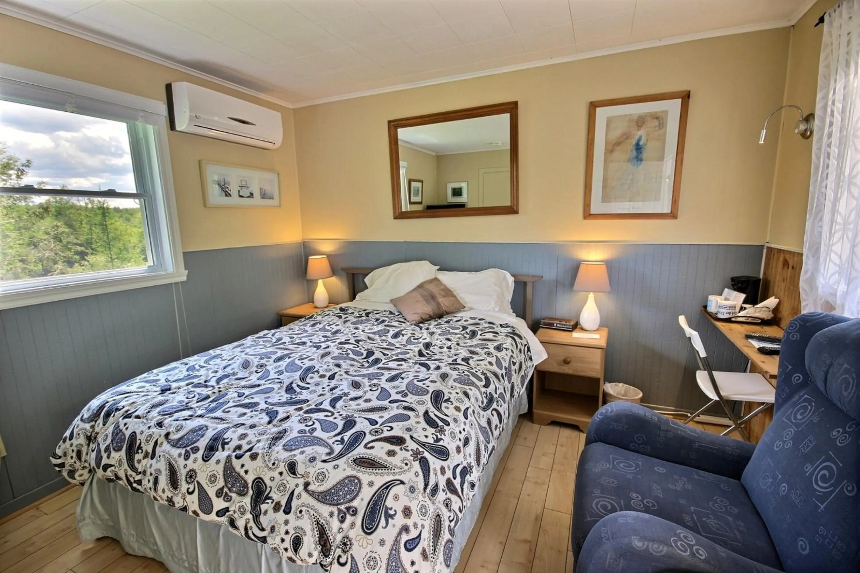 Photo of the whole room, Bed in Motel des Deux Lacs