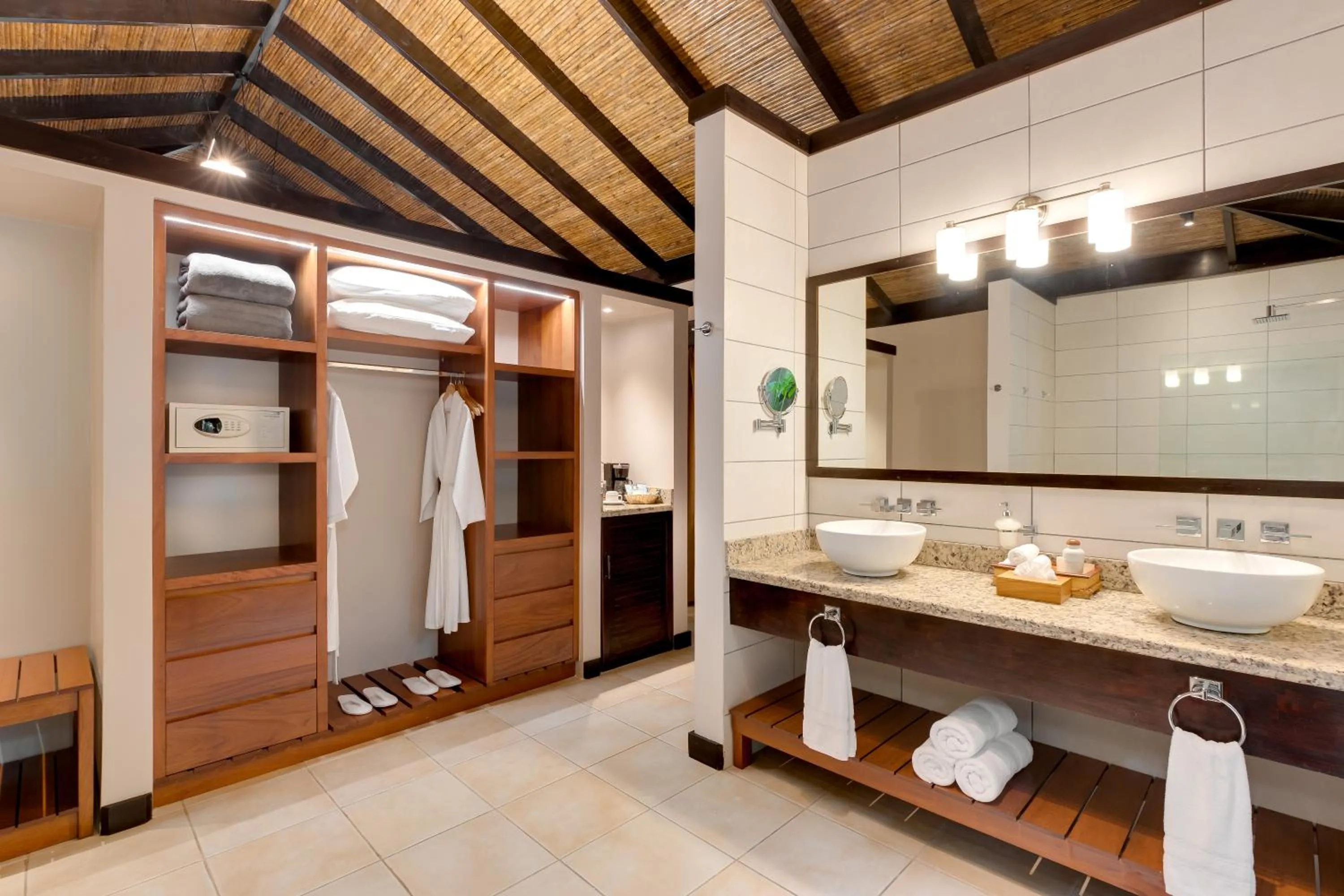 Shower in Hideaway Rio Celeste Hotel