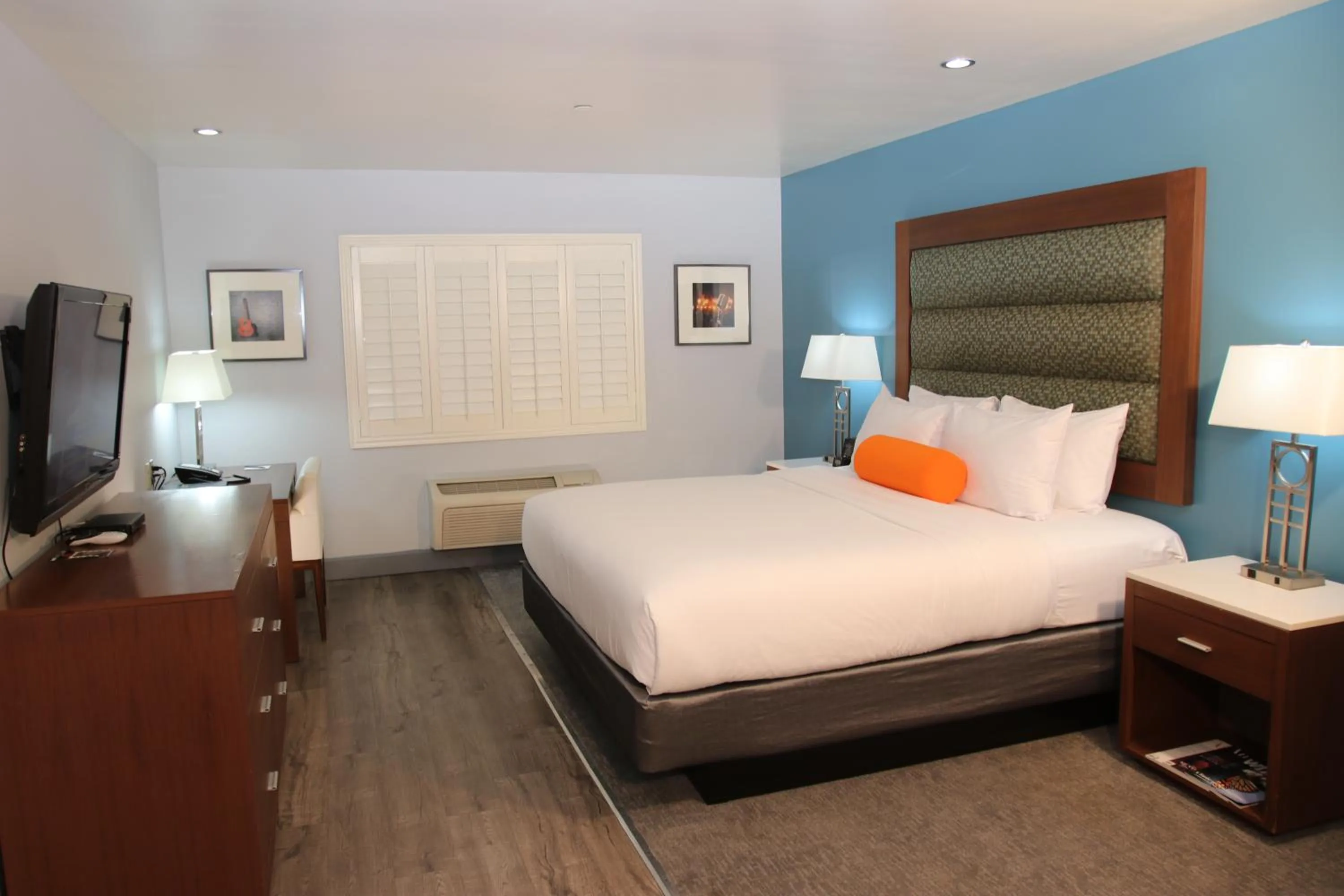 Bed in BLVD Hotel and Studios Universal-Hollywood, an Ascend Collection Hotel
