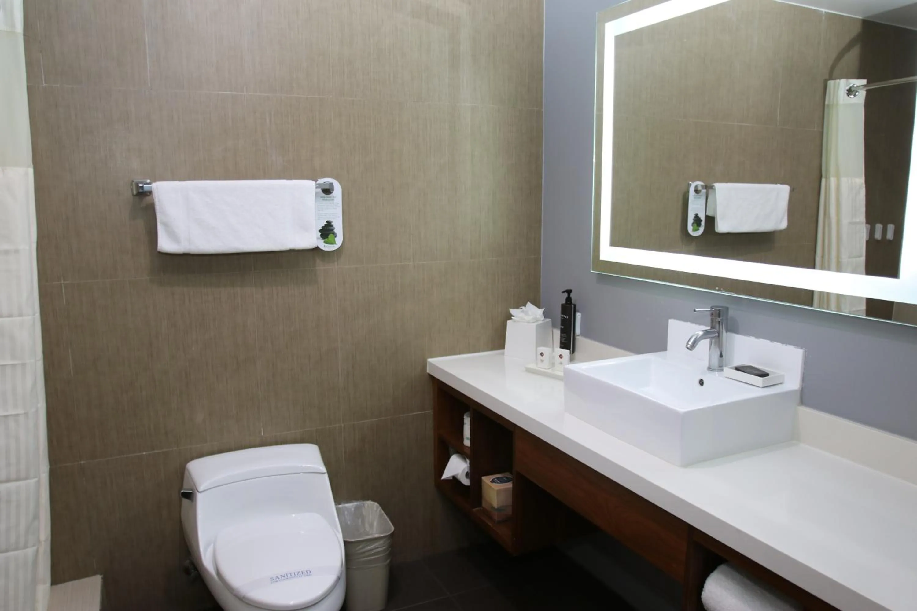 Bathroom in BLVD Hotel and Studios Universal-Hollywood, an Ascend Collection Hotel