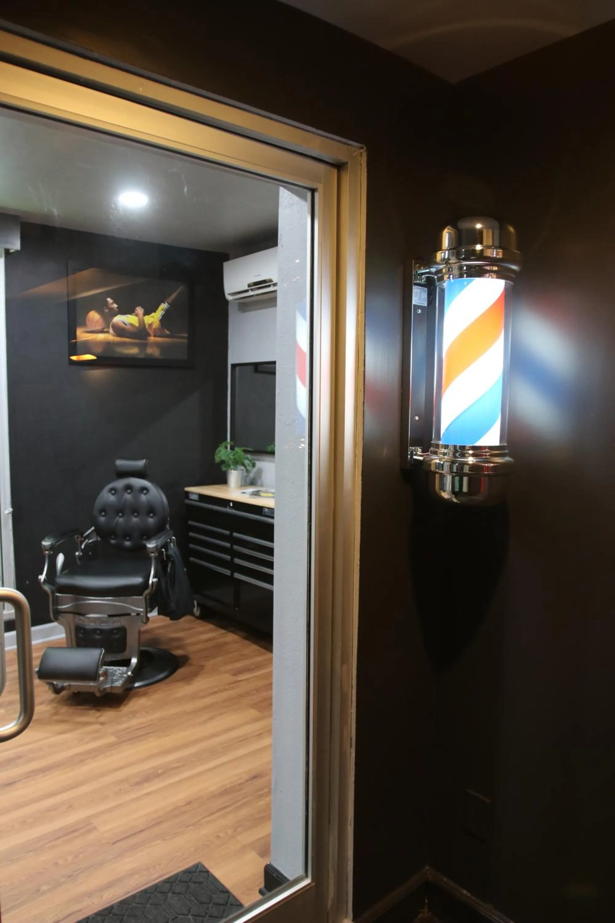 hair dresser in BLVD Hotel and Studios Universal-Hollywood, an Ascend Collection Hotel