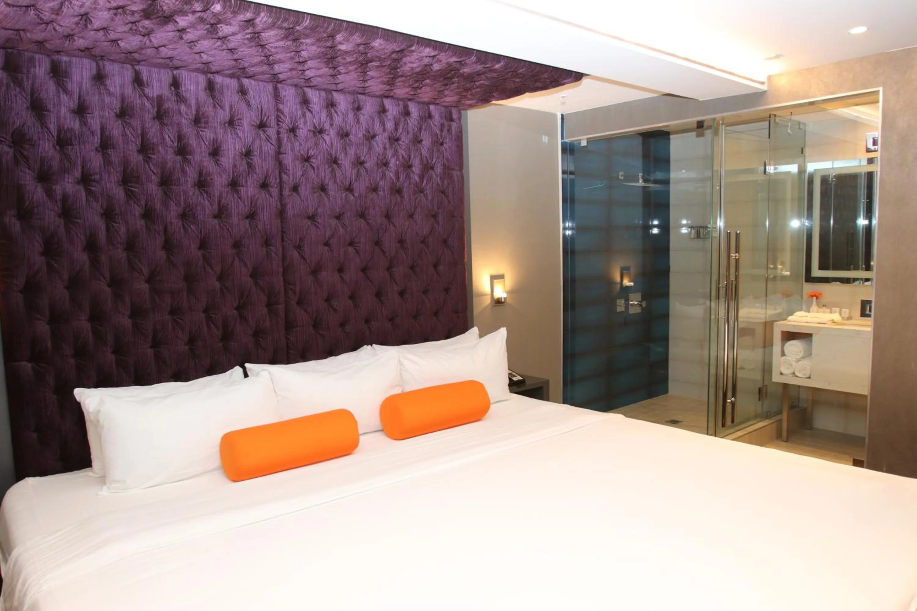 Bed in BLVD Hotel and Studios Universal-Hollywood, an Ascend Collection Hotel