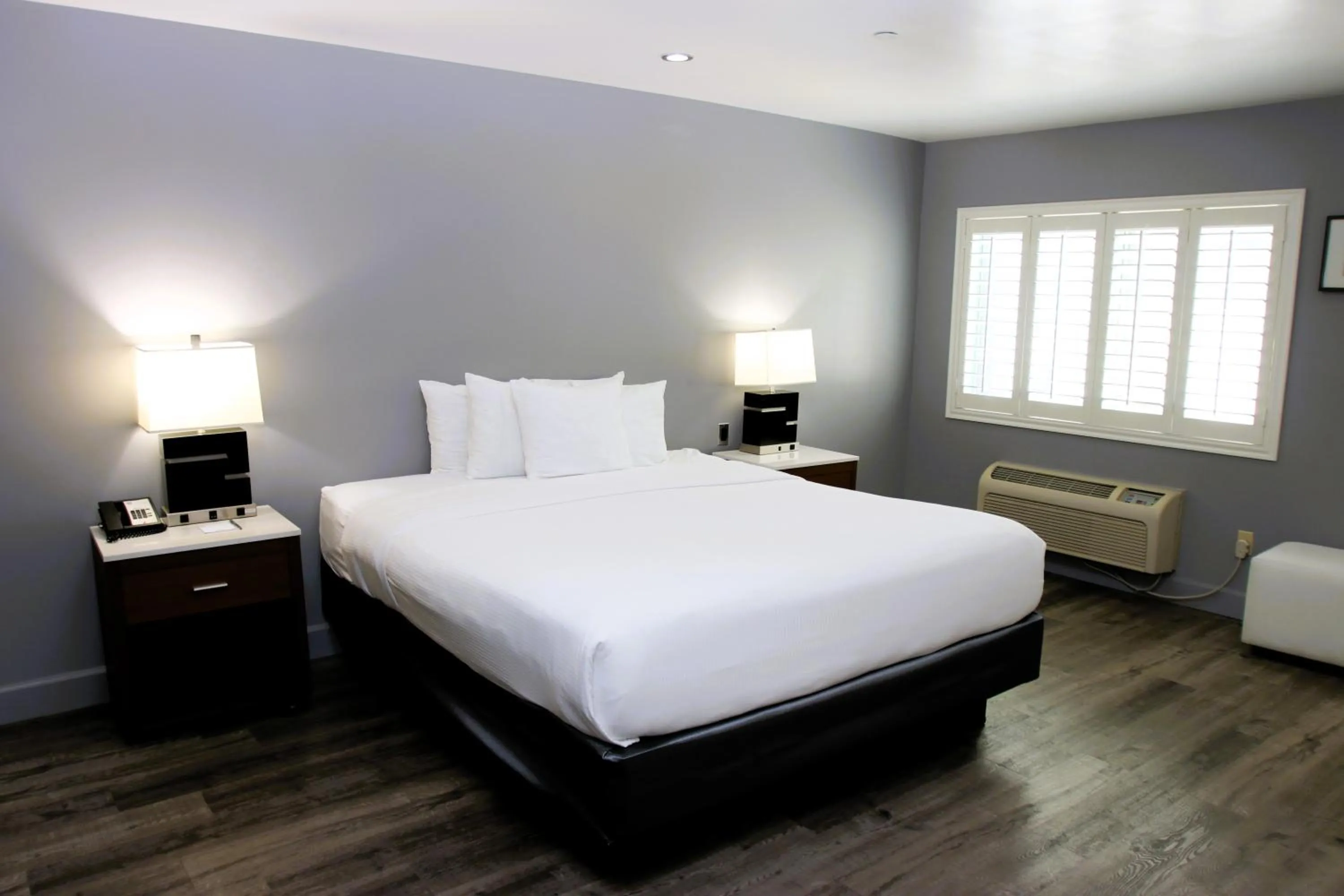 Bed in BLVD Hotel and Studios Universal-Hollywood, an Ascend Collection Hotel