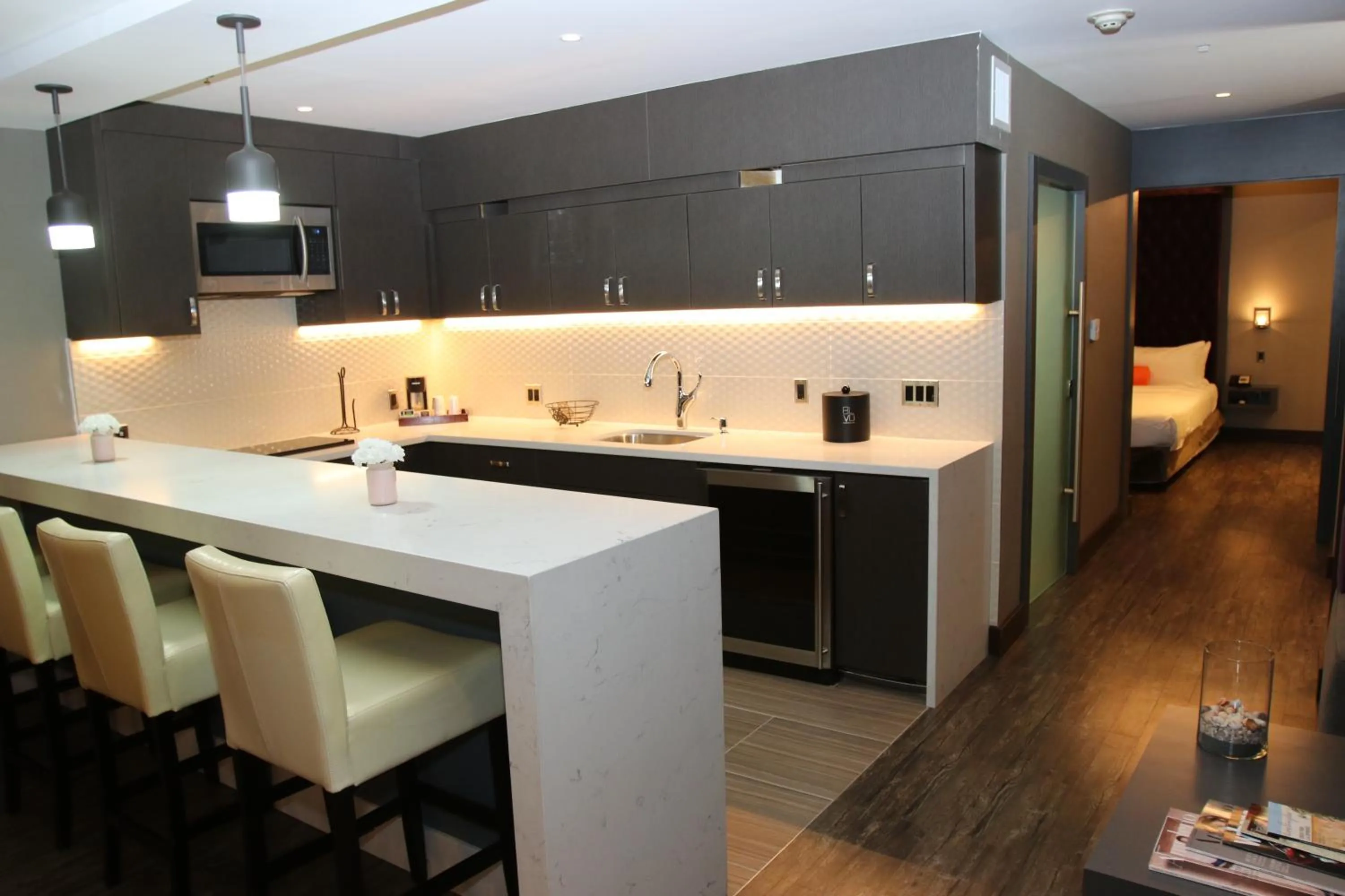 Kitchen or kitchenette in BLVD Hotel and Studios Universal-Hollywood, an Ascend Collection Hotel