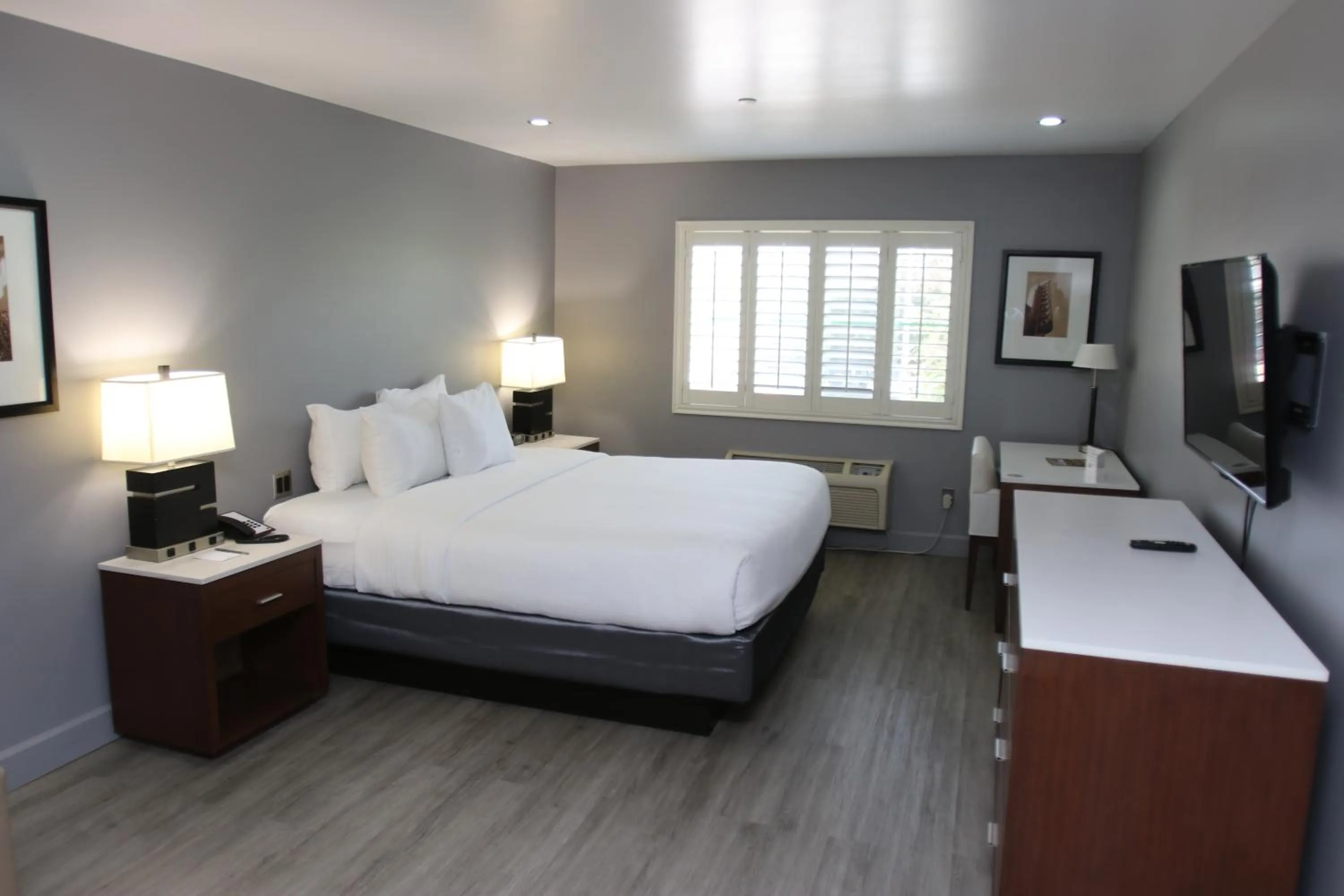 Bed in BLVD Hotel and Studios Universal-Hollywood, an Ascend Collection Hotel