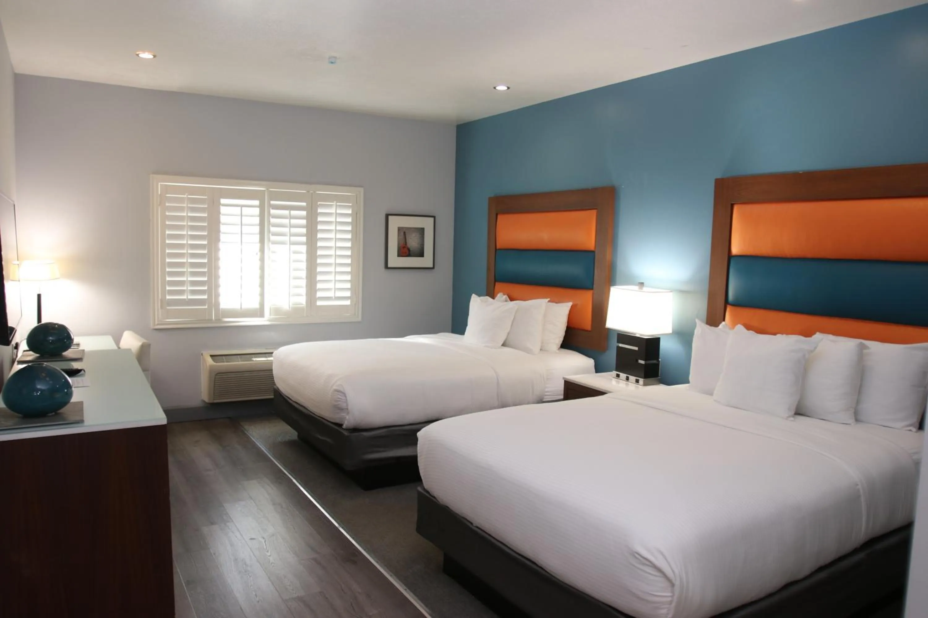 Bed in BLVD Hotel and Studios Universal-Hollywood, an Ascend Collection Hotel