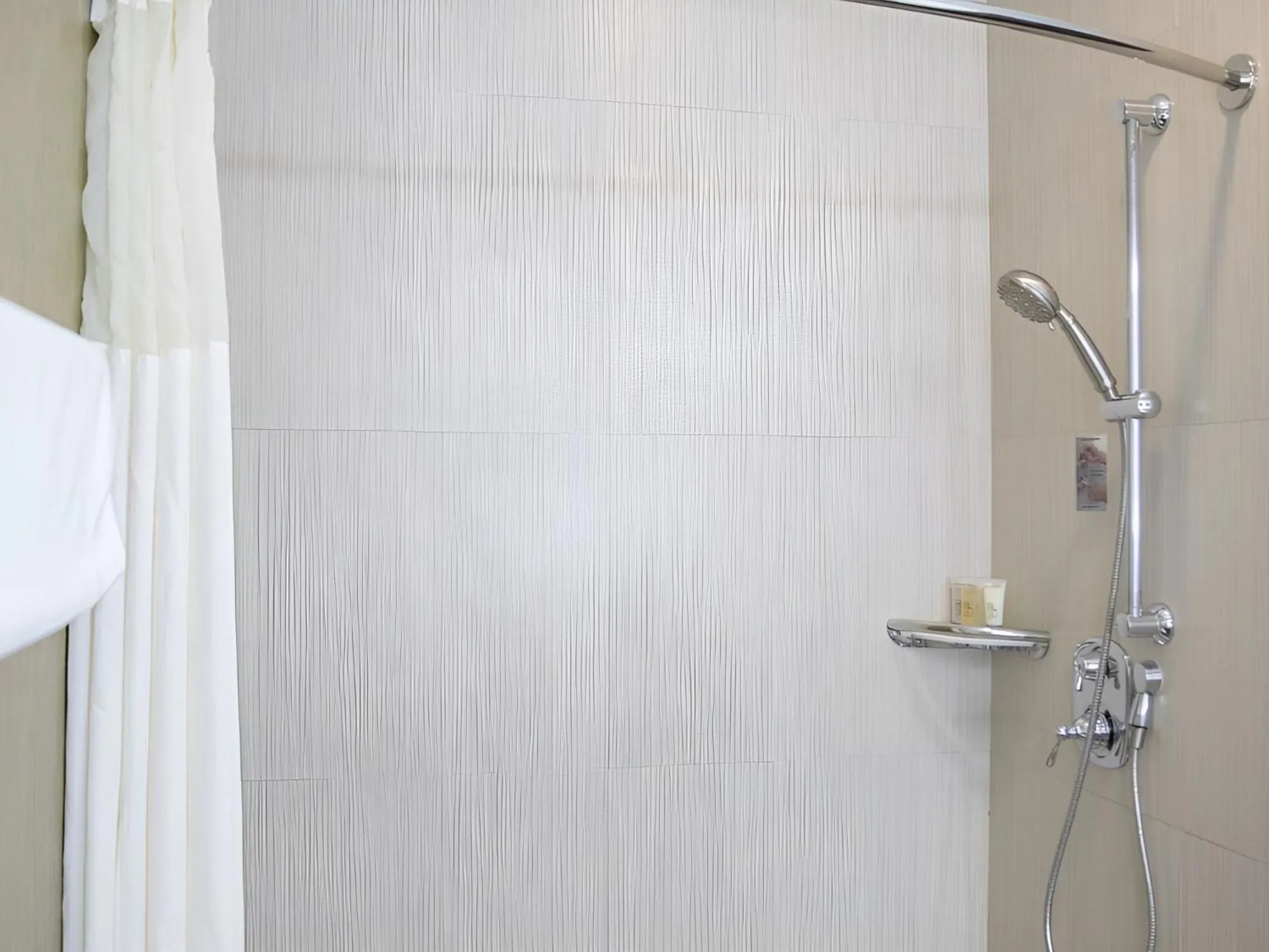 Bathroom in BLVD Hotel and Studios Universal-Hollywood, an Ascend Collection Hotel