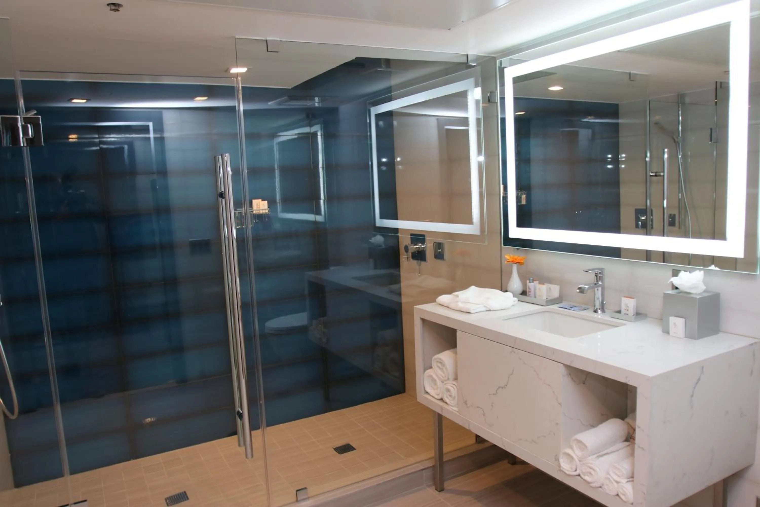 Bathroom in BLVD Hotel and Studios Universal-Hollywood, an Ascend Collection Hotel