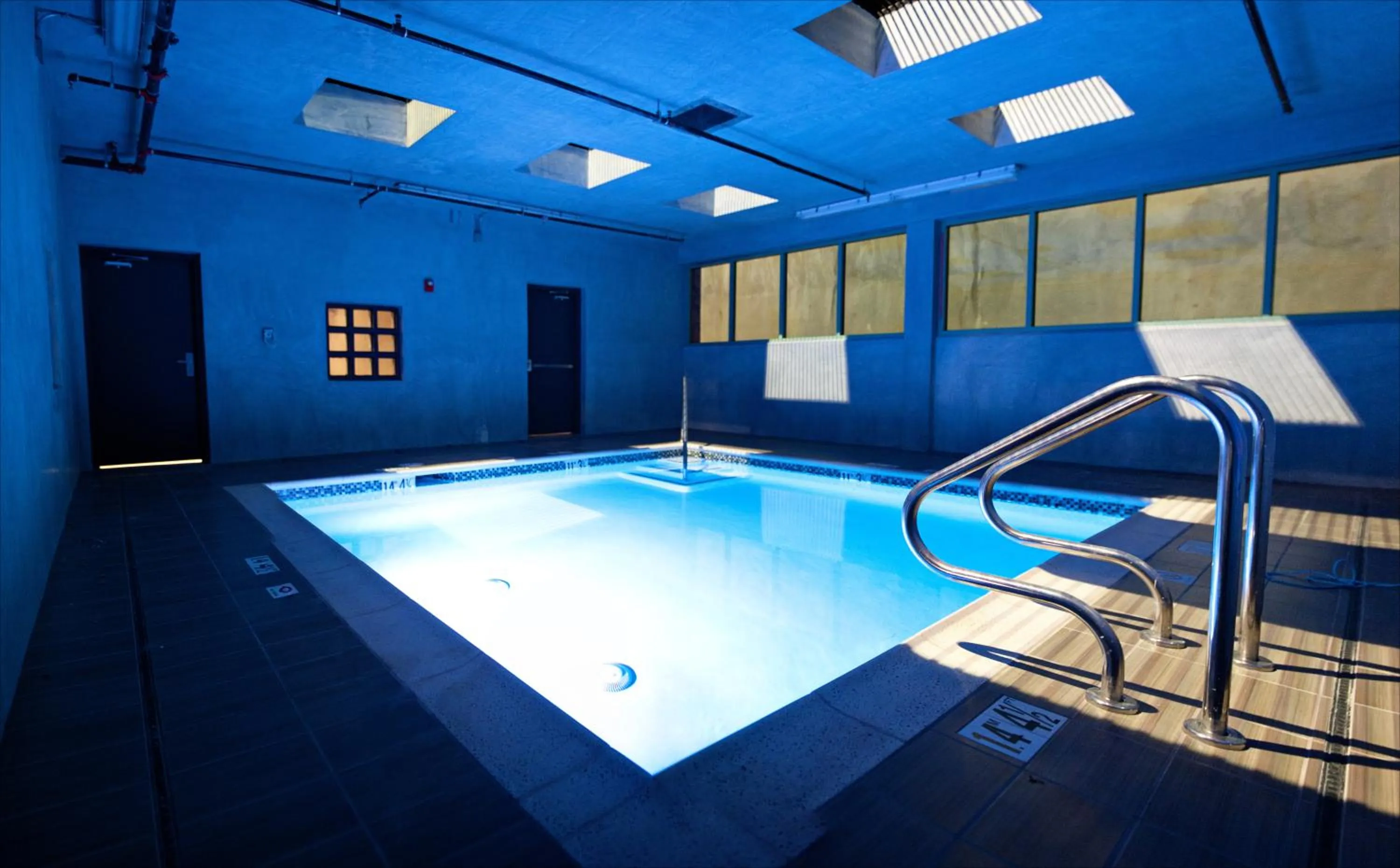 Swimming pool in BLVD Hotel and Studios Universal-Hollywood, an Ascend Collection Hotel