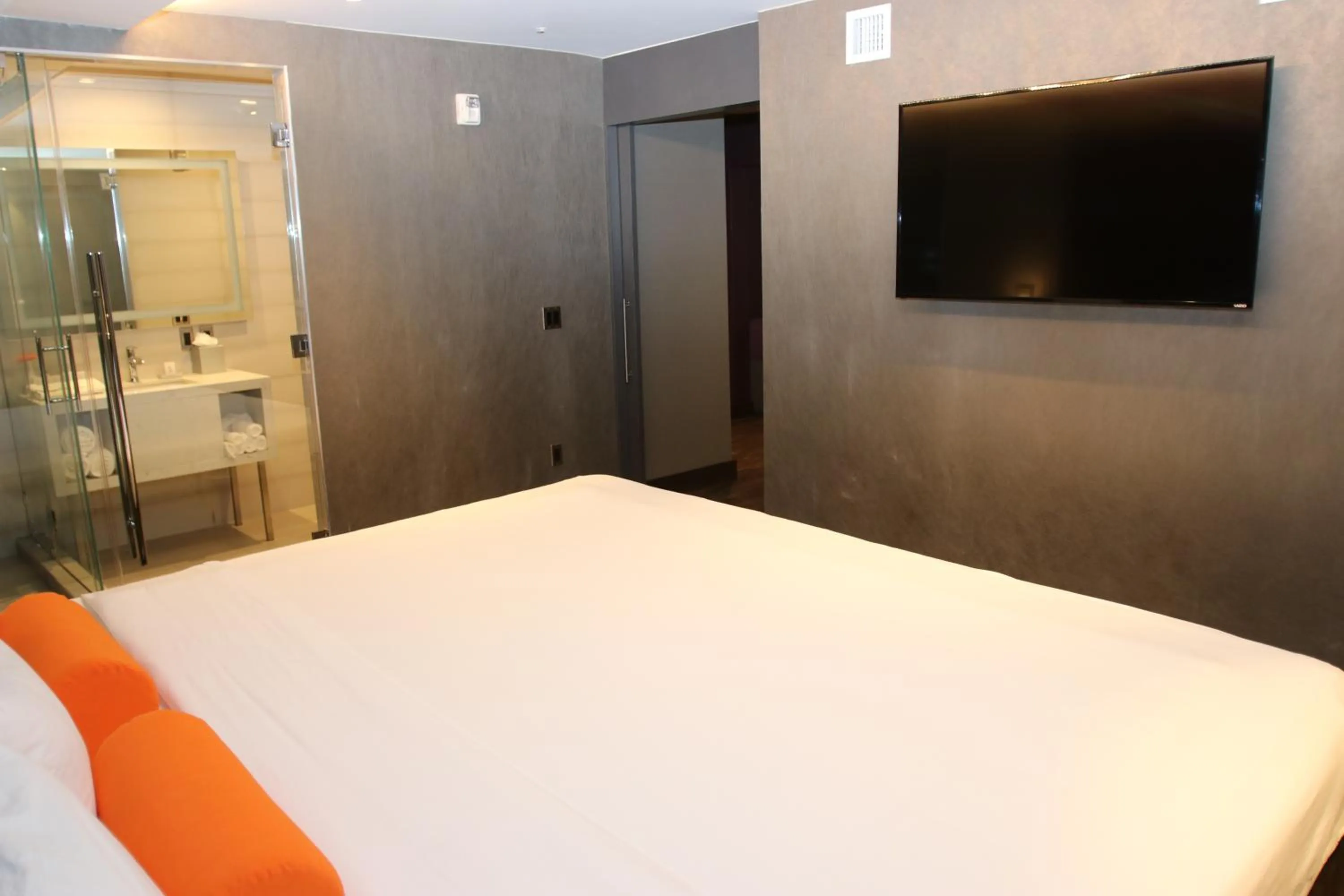 TV and multimedia in BLVD Hotel and Studios Universal-Hollywood, an Ascend Collection Hotel