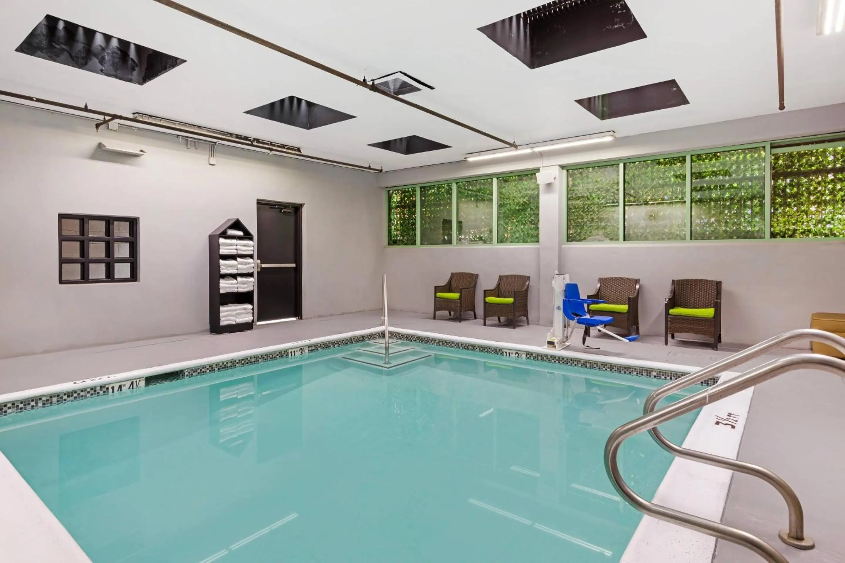 Swimming pool in BLVD Hotel and Studios Universal-Hollywood, an Ascend Collection Hotel