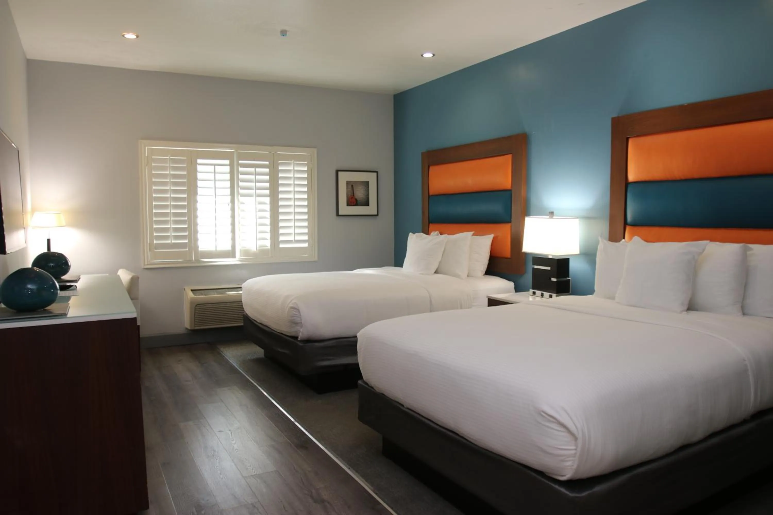 Bed in BLVD Hotel and Studios Universal-Hollywood, an Ascend Collection Hotel