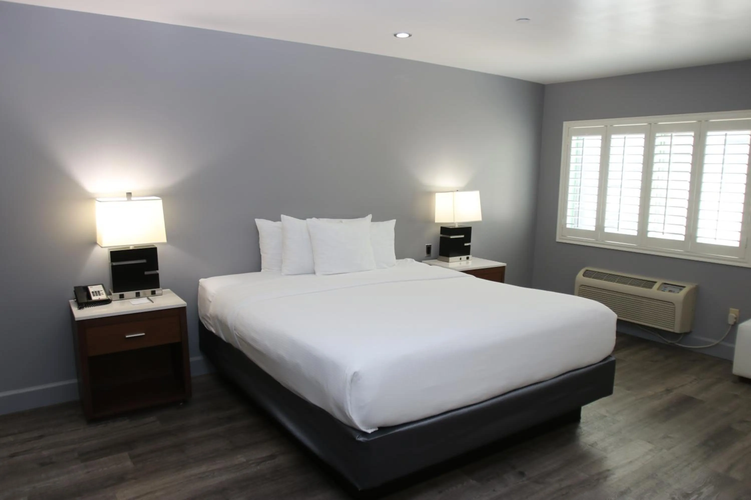 Bed in BLVD Hotel and Studios Universal-Hollywood, an Ascend Collection Hotel
