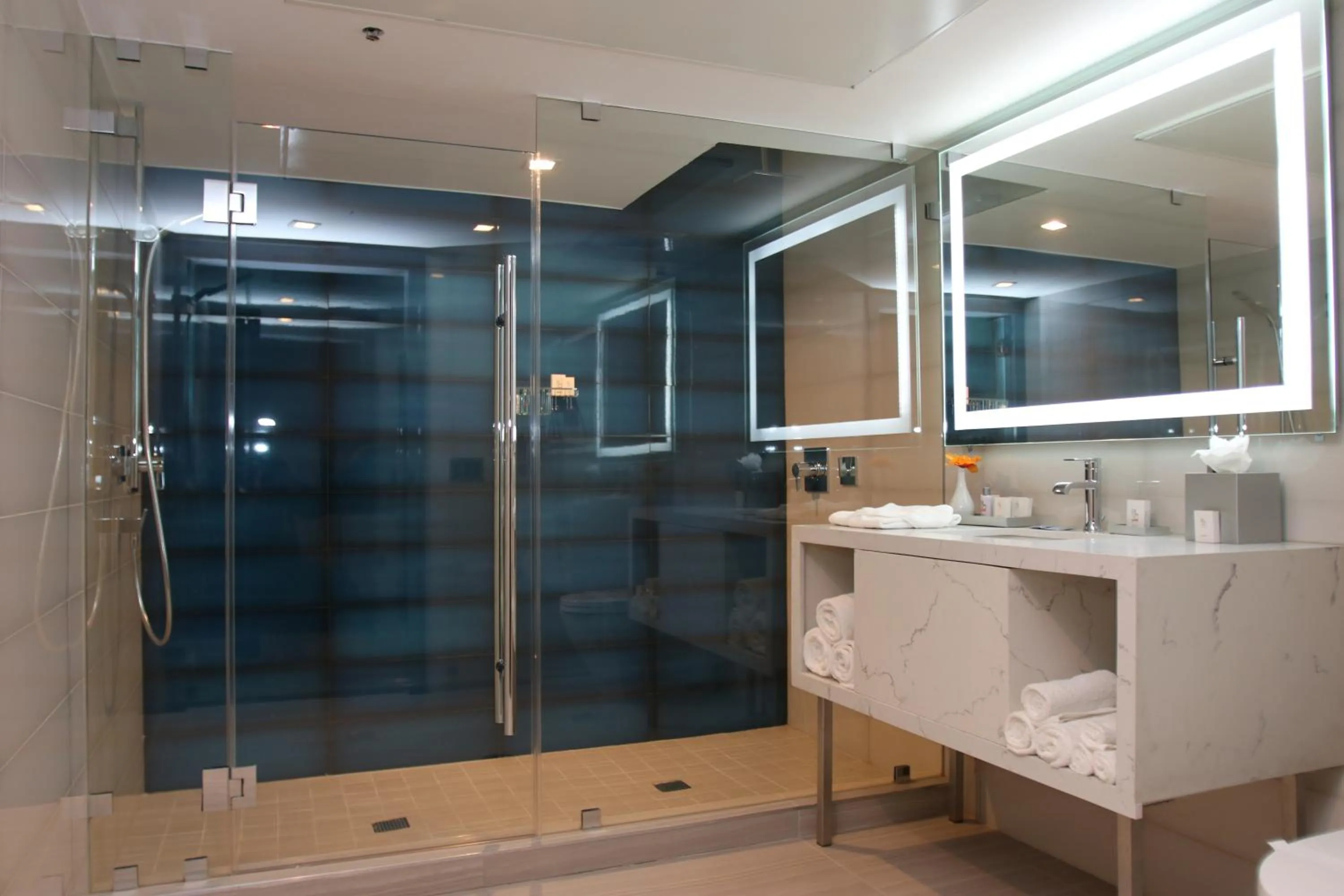Bathroom in BLVD Hotel and Studios Universal-Hollywood, an Ascend Collection Hotel